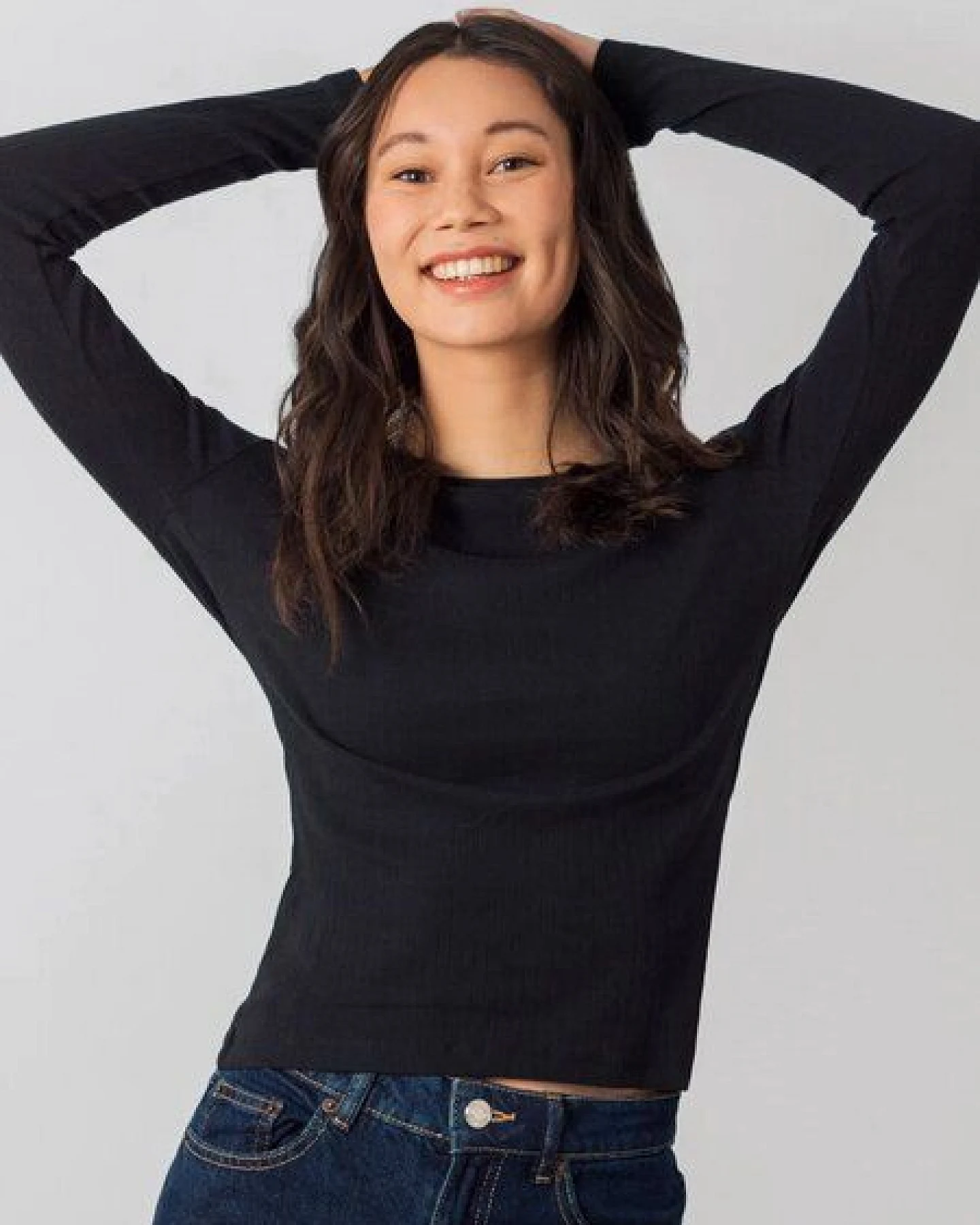 Honest Basics Damen Geripptes Langarmshirt aus Bio- und recycelter Baumwolle – Ansicht 2