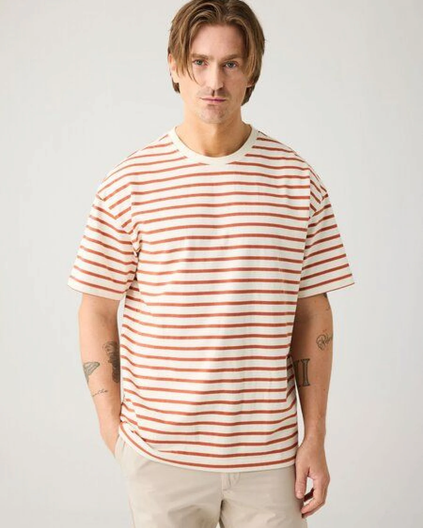 KnowledgeCotton Apparel Lockeres gestreiftes T-Shirt aus Bio-Baumwolle – Ansicht 2