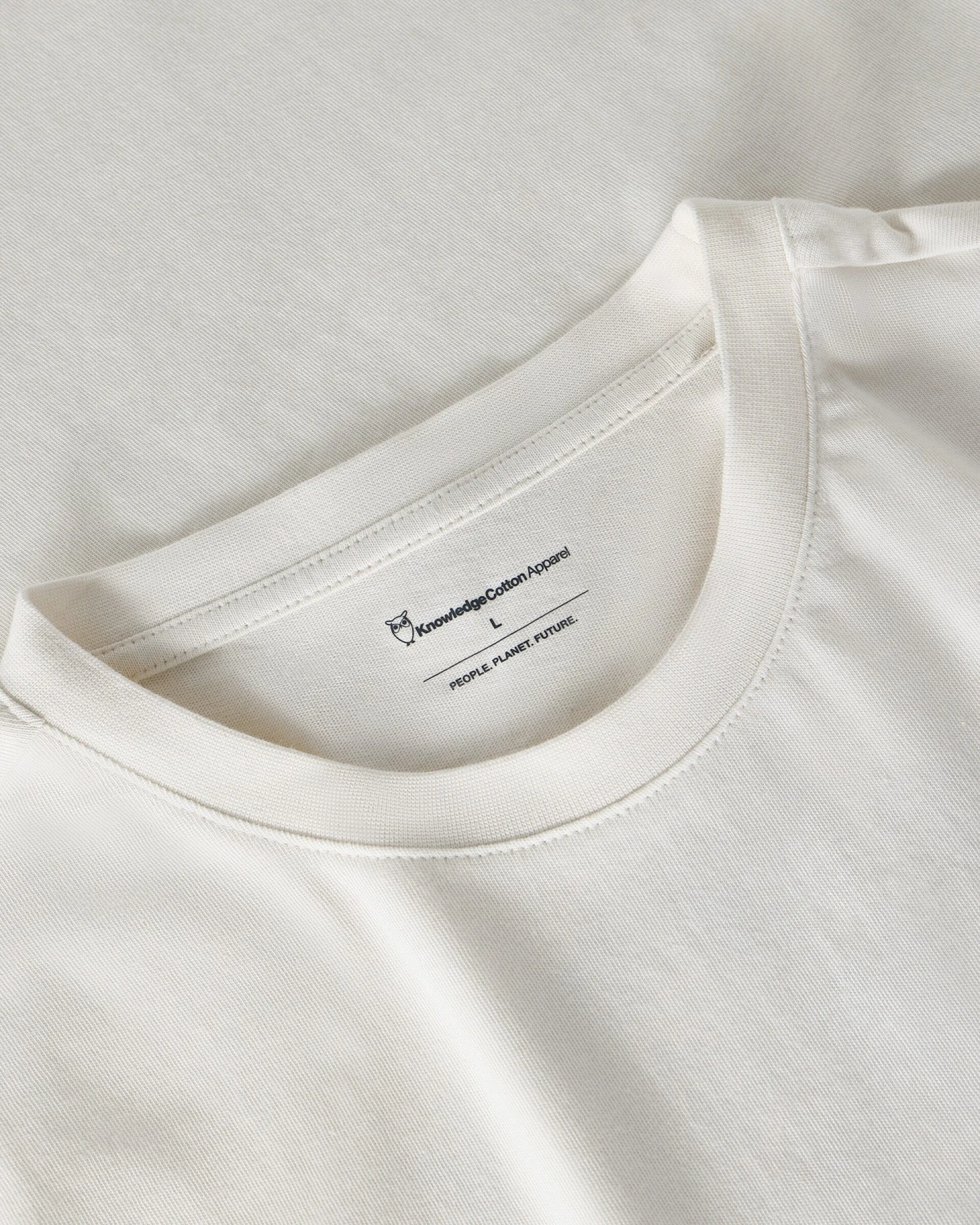 KnowledgeCotton Apparel Herren vegan T-Shirt Herren Rückenaufdruck Reiher Weiß – Ansicht 2