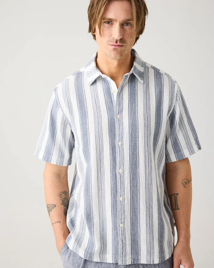 KnowledgeCotton Apparel Herren vegan Hemd Relaxed Stripe Kurzärmelig Blau