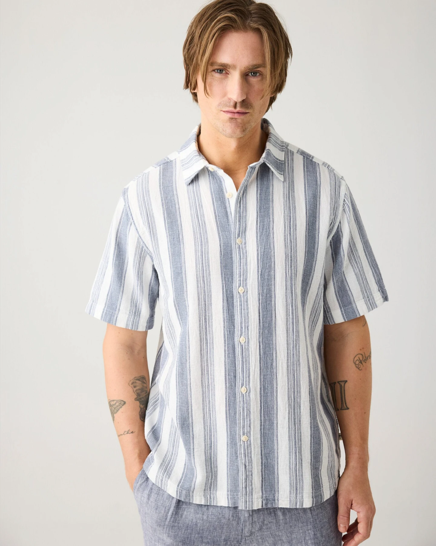 KnowledgeCotton Apparel Herren vegan Hemd Relaxed Stripe Kurzärmelig Blau – Ansicht 2