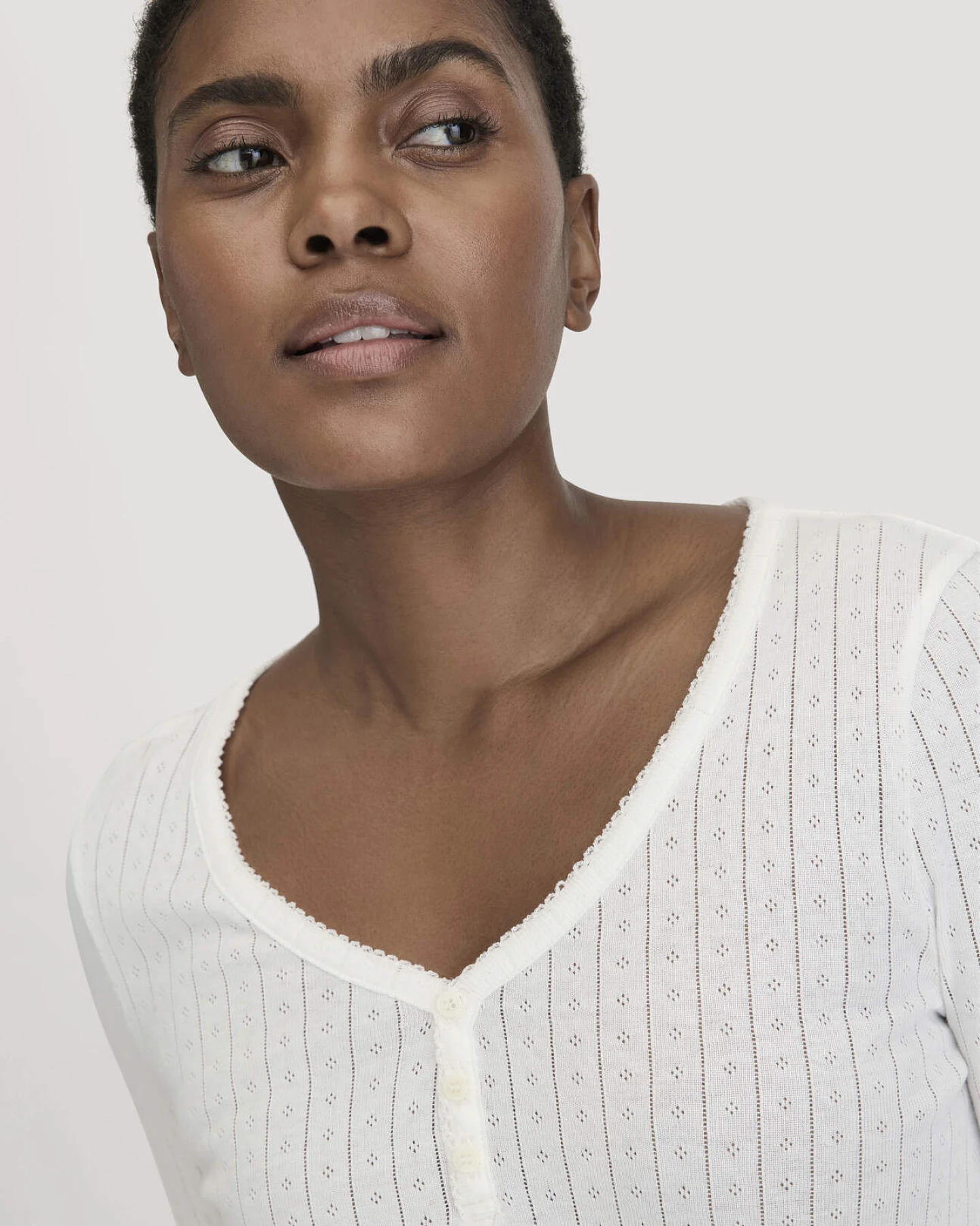 hessnatur Damen Pointelle Henley Schlafshirt PURE COTTON aus Bio-Baumwolle - weiß - Größe 34 – Ansicht 2