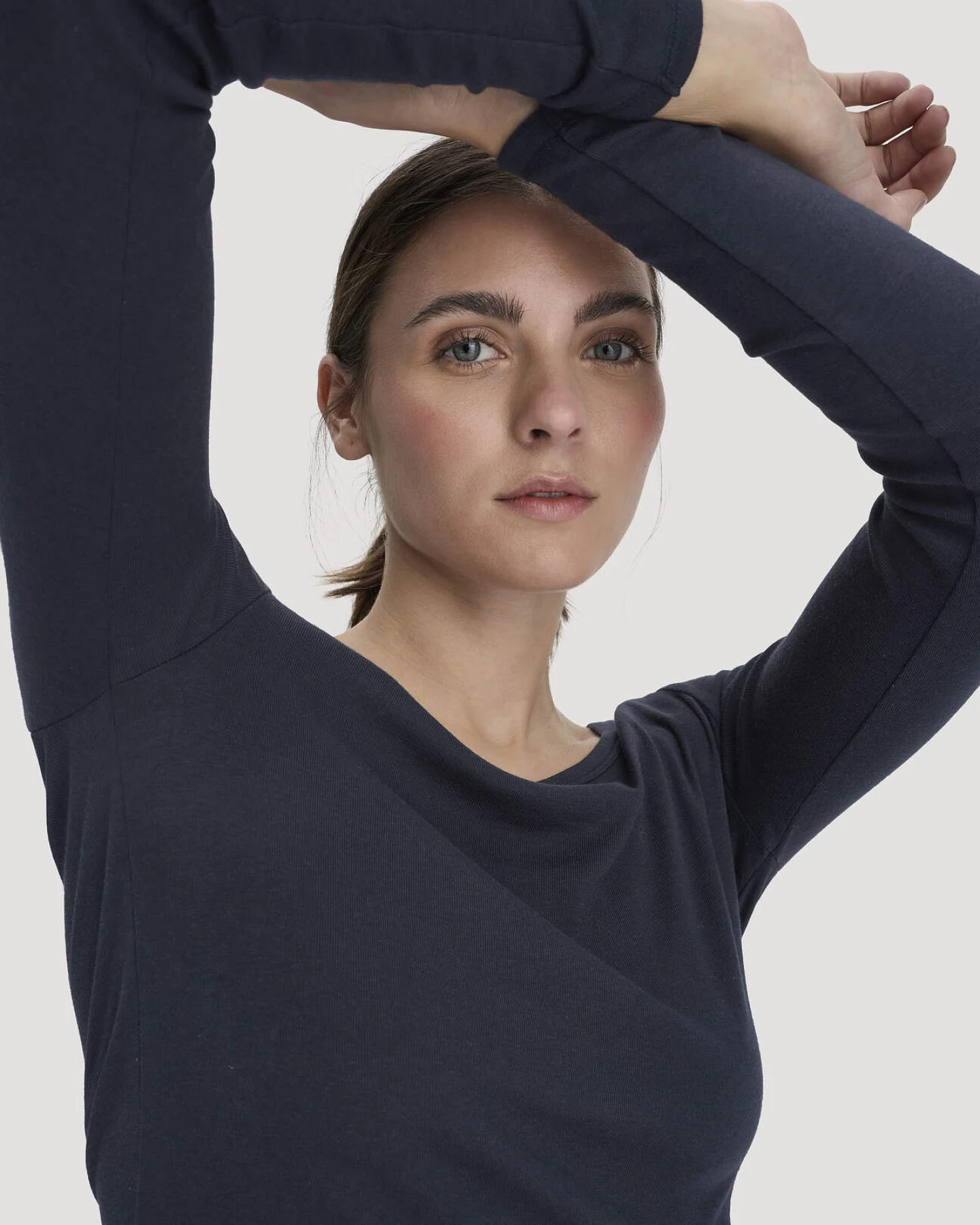 hessnatur Damen Softrib Longsleeve Fitted aus Bio-Baumwolle und TENCEL™ Modal - blau - Größe 42 – Ansicht 4