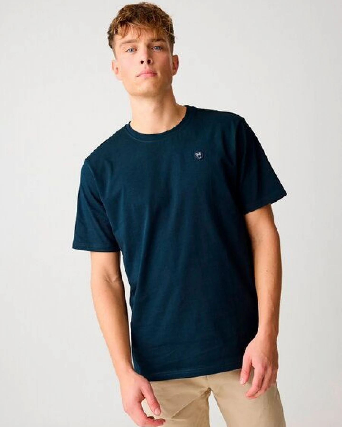 KnowledgeCotton Apparel T-Shirt LOKE Badge aus Bio-Baumwolle - ROC/GOTS/Vegan – Ansicht 2