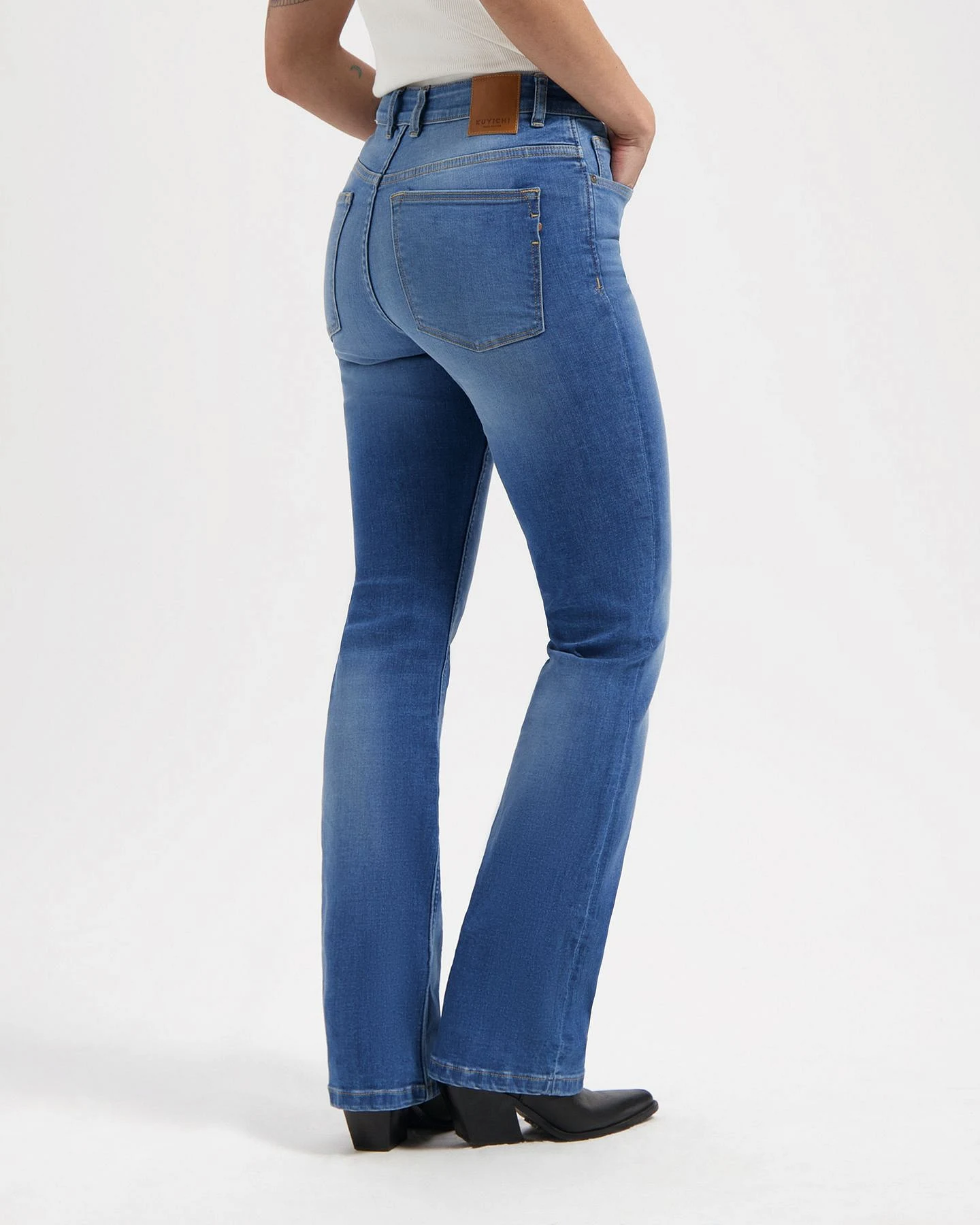 Kuyichi Damen vegan Jeans Zoé High Rise Bootcut Standard Blau – Ansicht 2