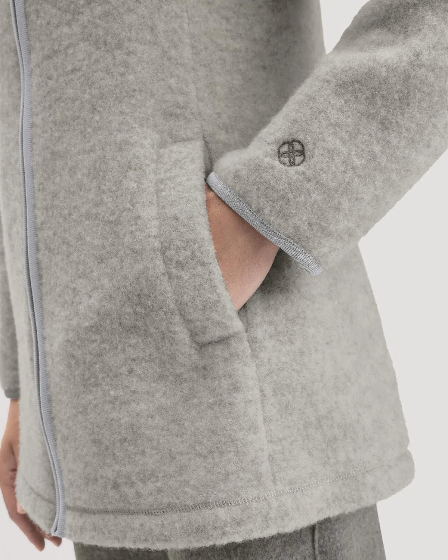 hessnatur Damen Wollfleece-Jacke mit Kapuze Regular aus Bio-Merinowolle - grau - Größe L – Ansicht 4