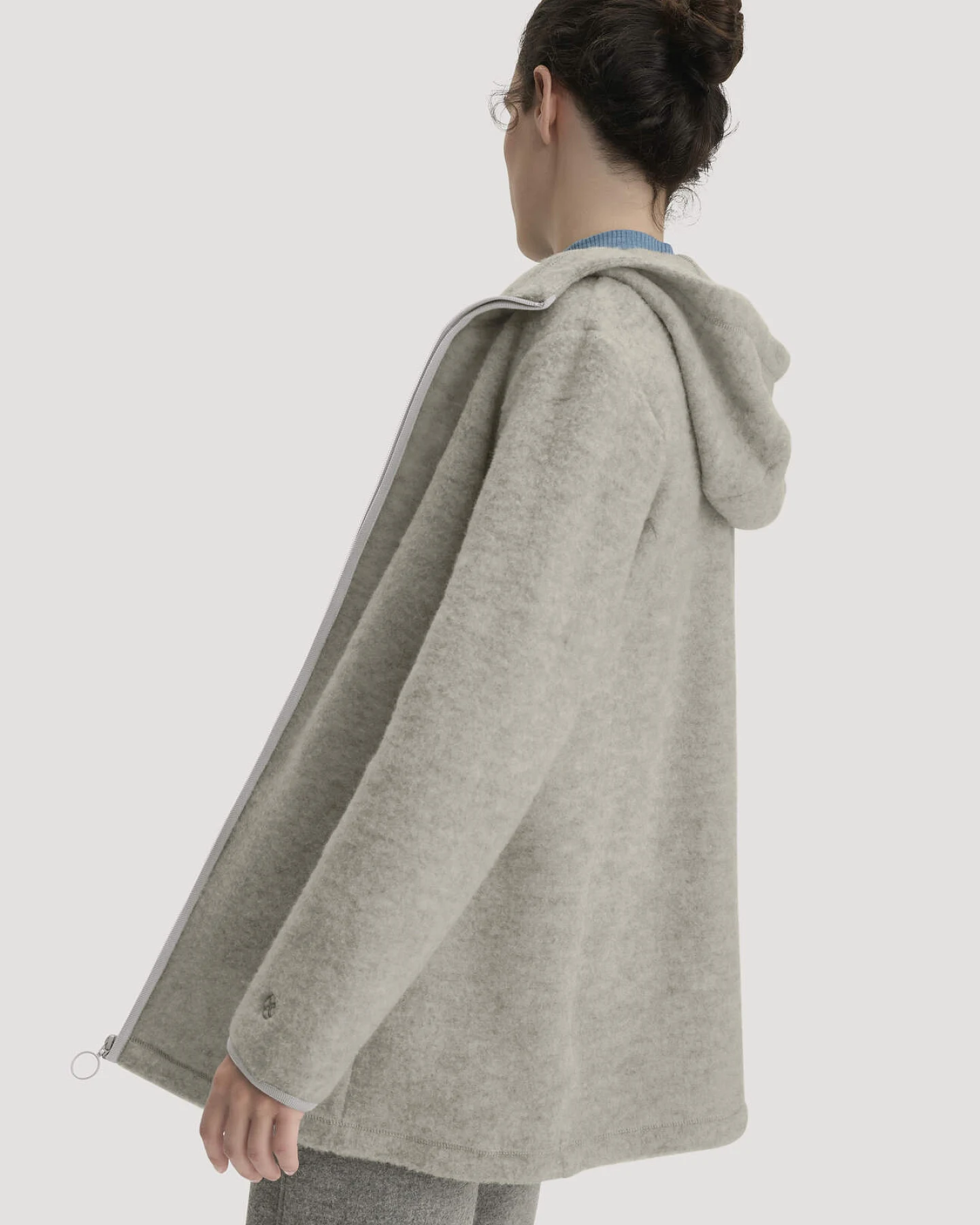 hessnatur Damen Wollfleece-Jacke mit Kapuze Regular aus Bio-Merinowolle - grau - Größe XS – Ansicht 3