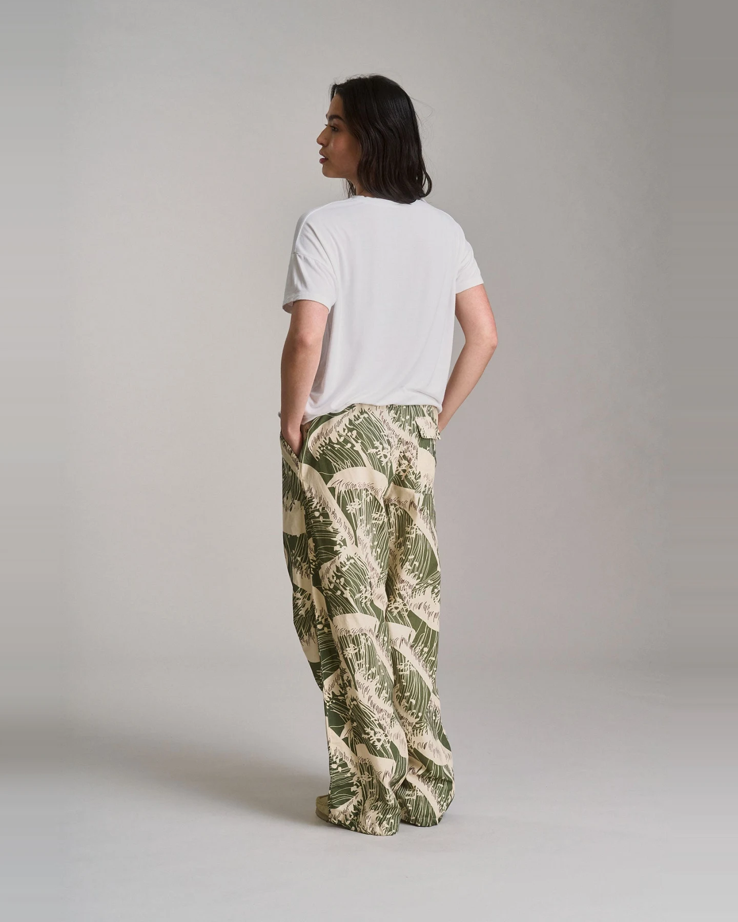 KOMODO Damen vegan Hose Safari Wave Print Grün – Ansicht 2