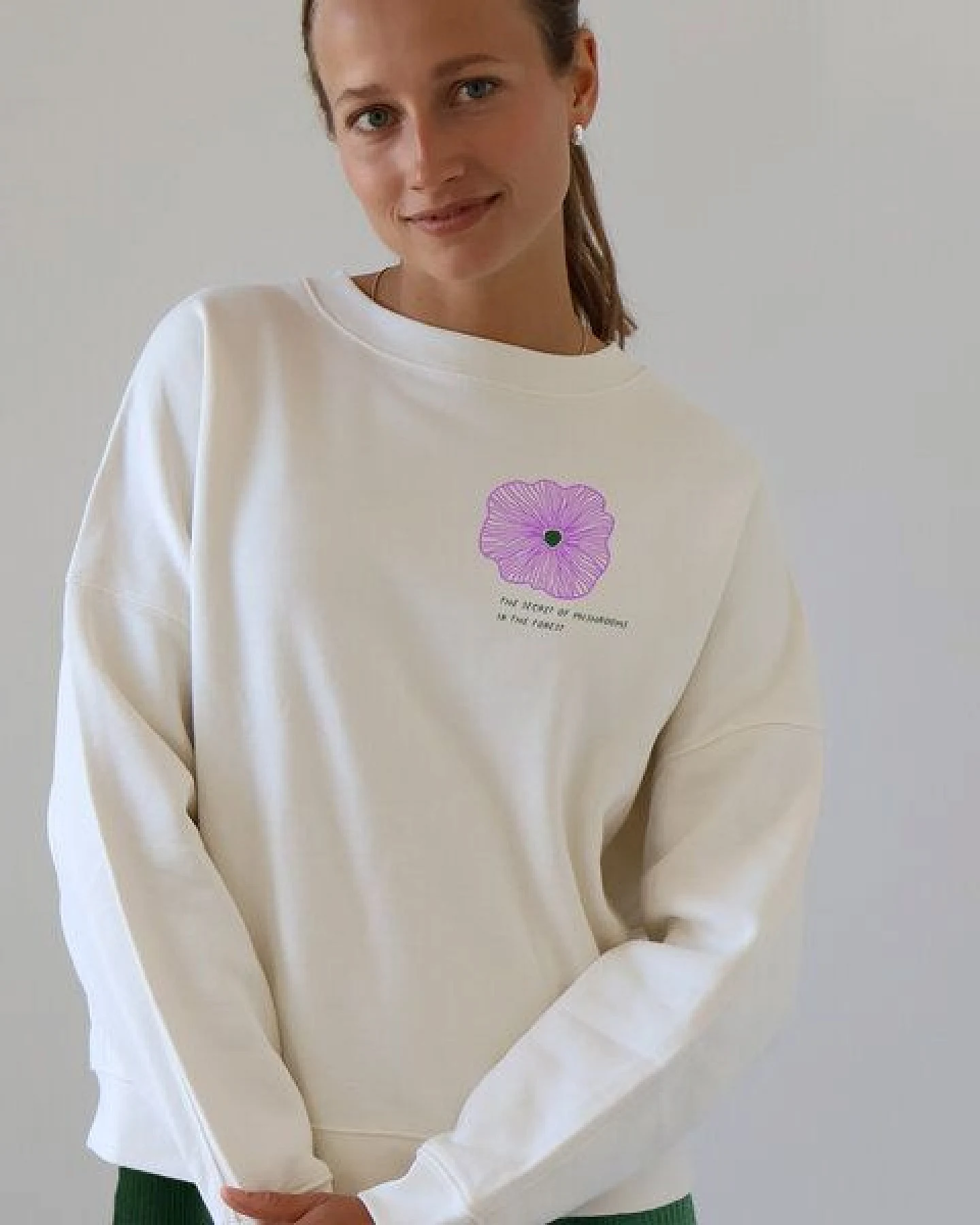 Kultgut Artdesign - Superweicher Sweater / The Secret of Mushrooms – Ansicht 2