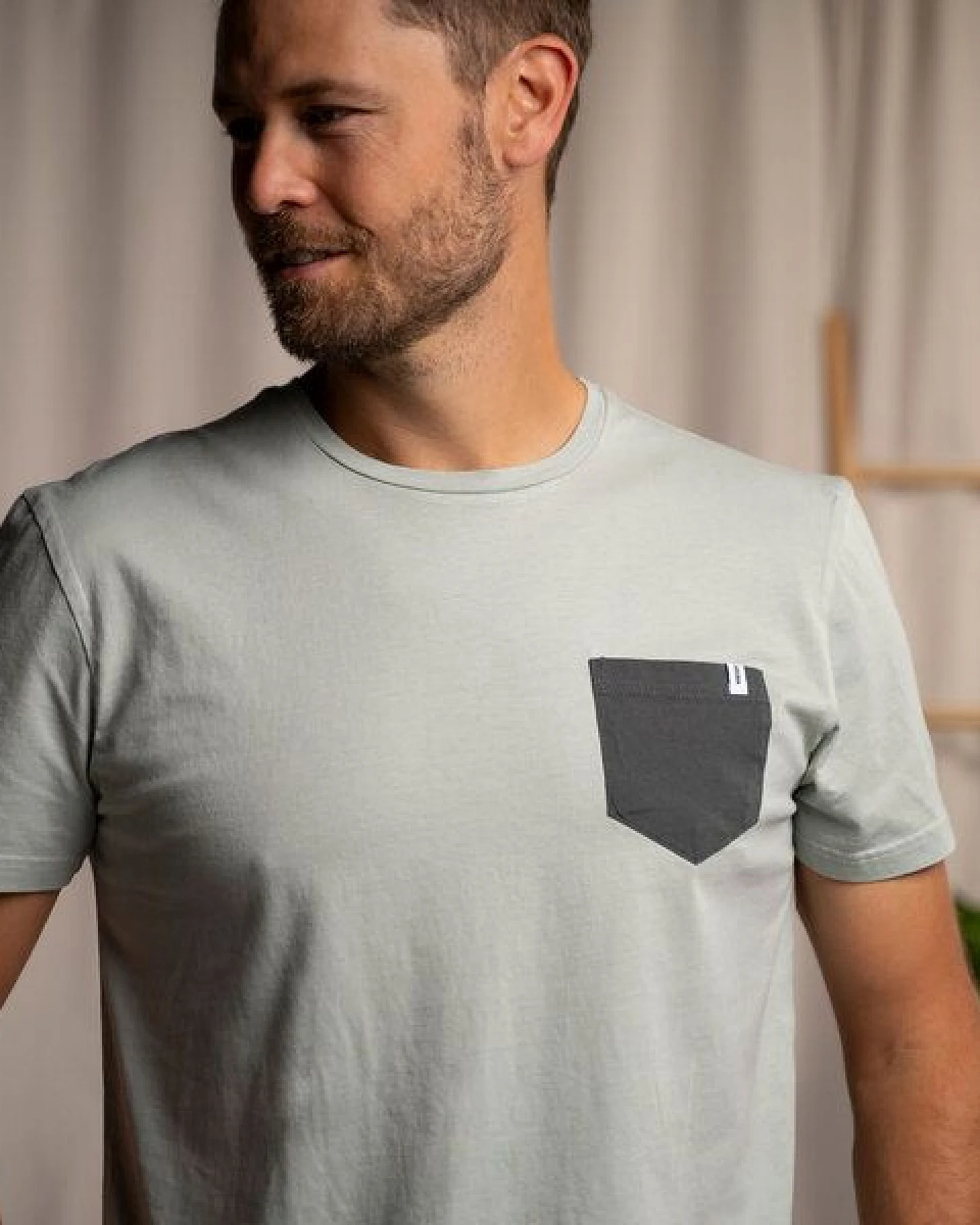 Vresh Clothing Vilip - Classic Fit T-Shirt mit Brusttasche aus Biobaumwolle – Ansicht 4