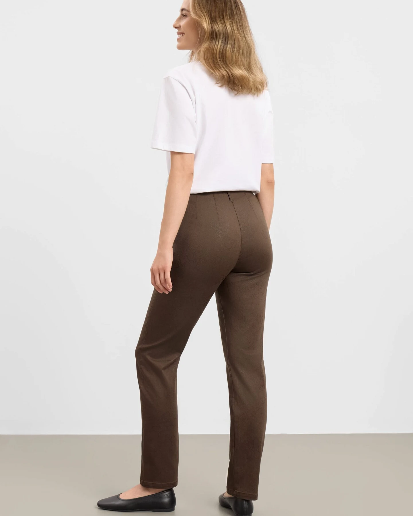 LAURIE Damen vegan Hose Taylor Regular Ml Braun Mit Blumenmuster – Ansicht 2