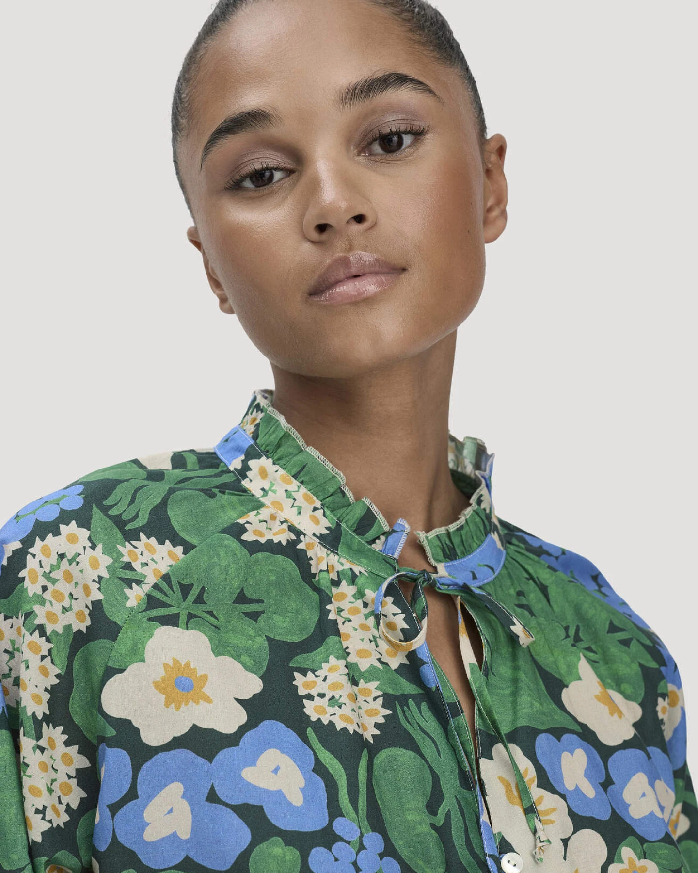 hessnatur Damen Bluse Relaxed LIV LEE aus Bio-Baumwolle - grün - Größe 40 – Ansicht 4