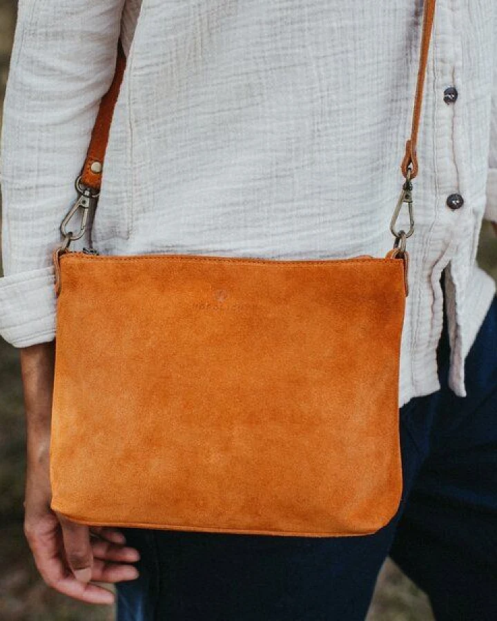 NORDLICHT Handtasche Calla aus nachhaltigem Veloursleder
