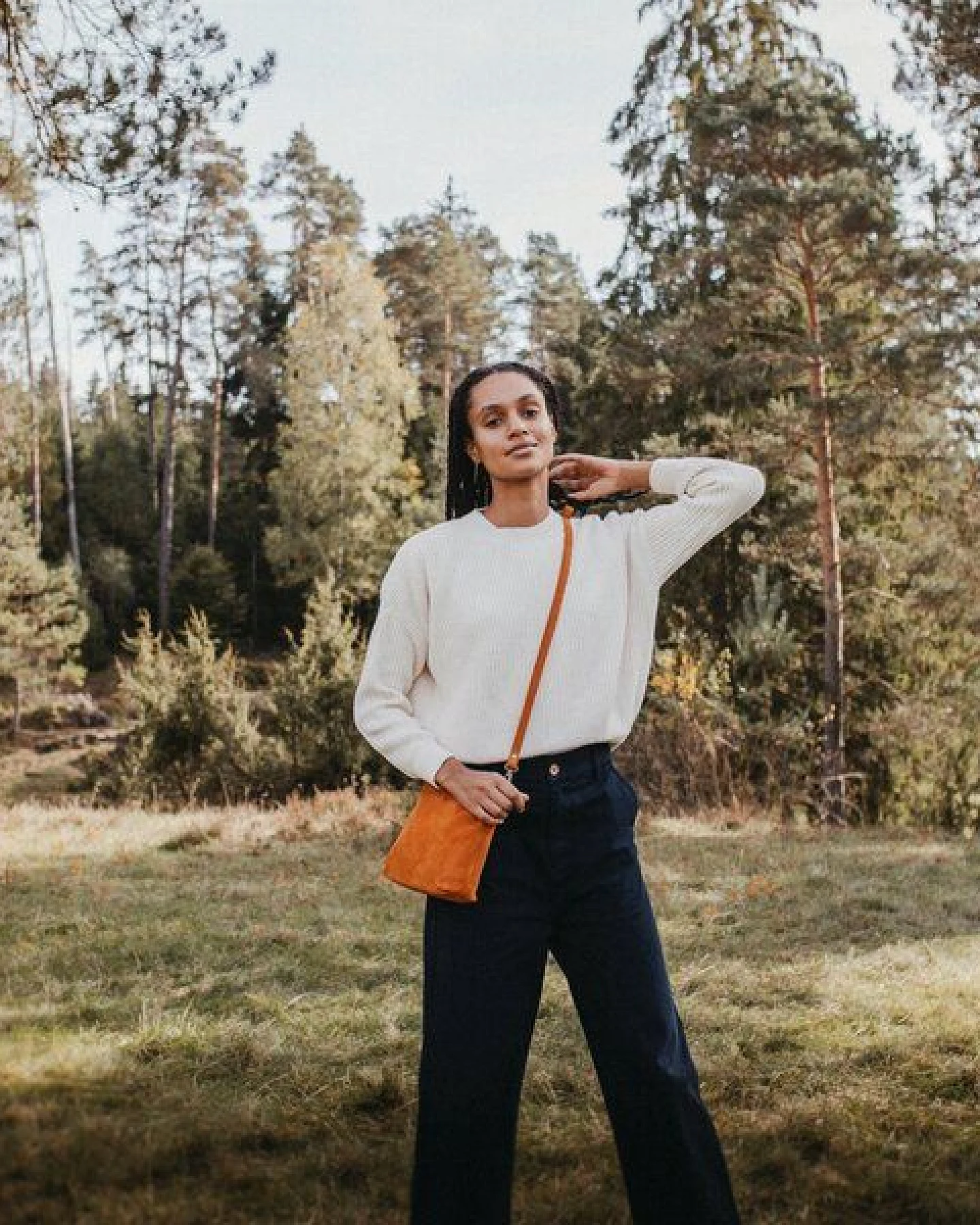 NORDLICHT Handtasche Calla aus nachhaltigem Veloursleder – Ansicht 2