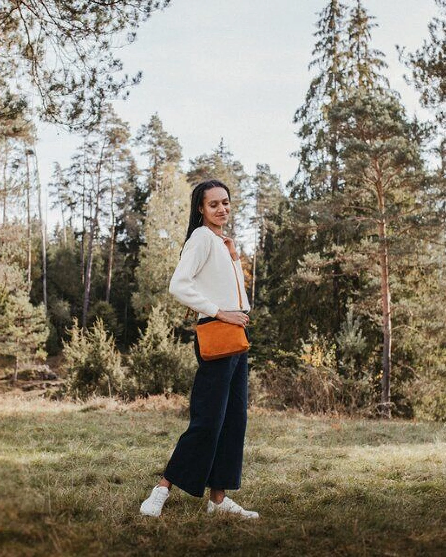 NORDLICHT Handtasche Calla aus nachhaltigem Veloursleder – Ansicht 3