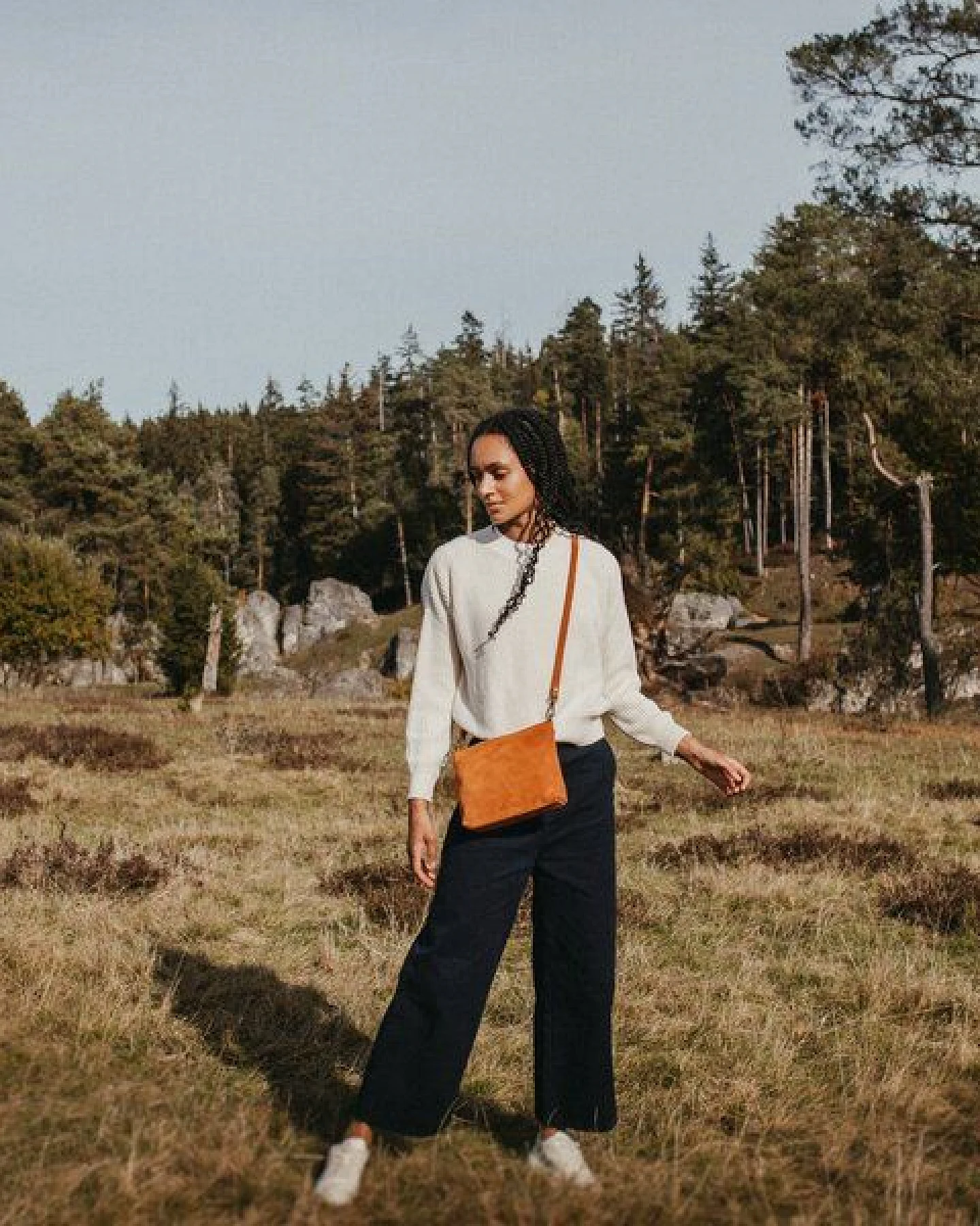 NORDLICHT Handtasche Calla aus nachhaltigem Veloursleder – Ansicht 4
