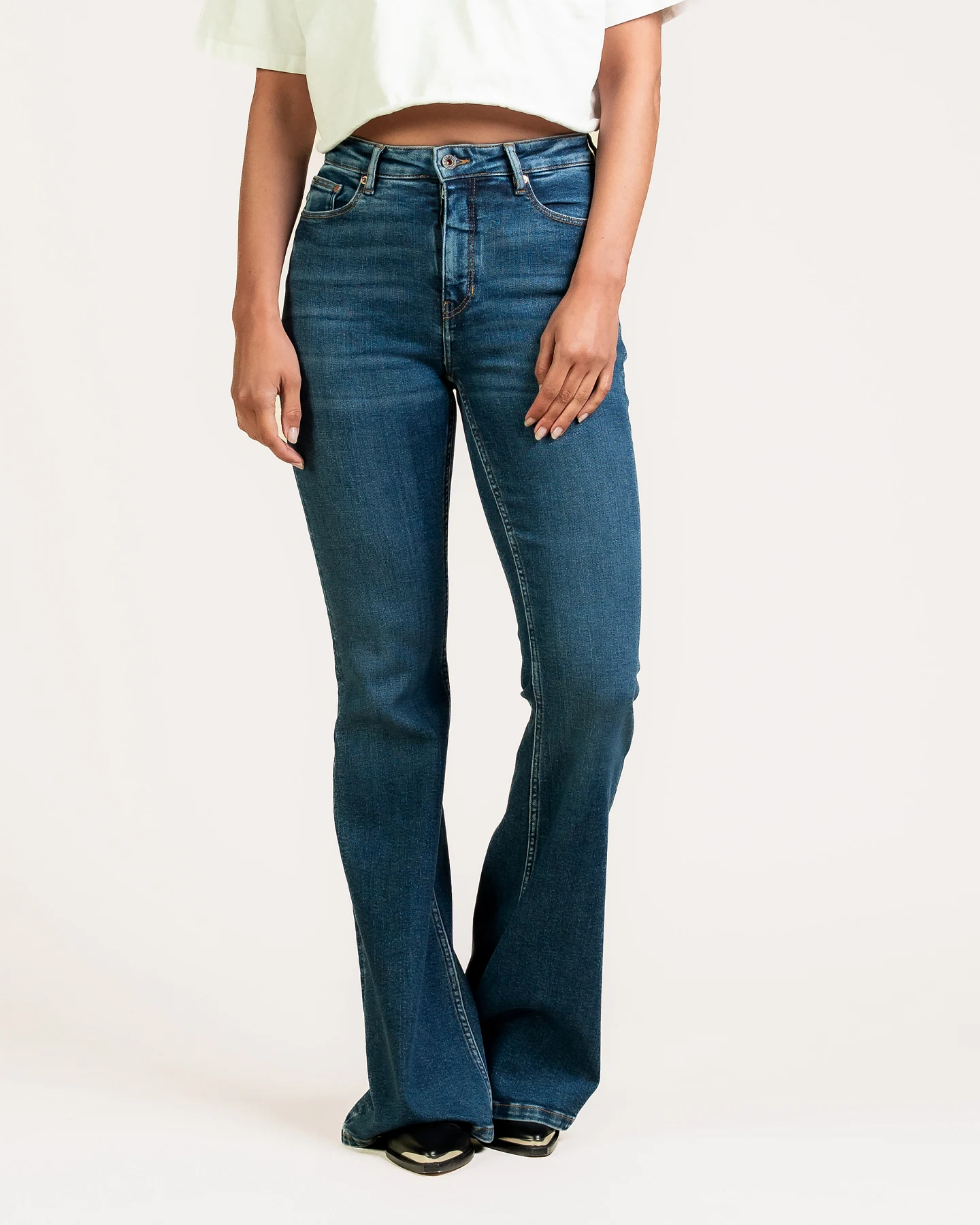 Kuyichi Damen vegan Jeans Lisette Flare Clean Blue – Ansicht 2