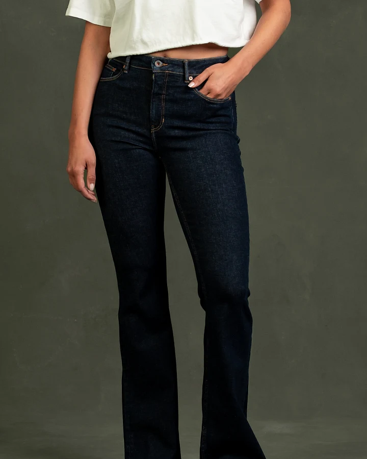 Kuyichi Damen vegan Jeans Lisette Flare Indigo Rinse