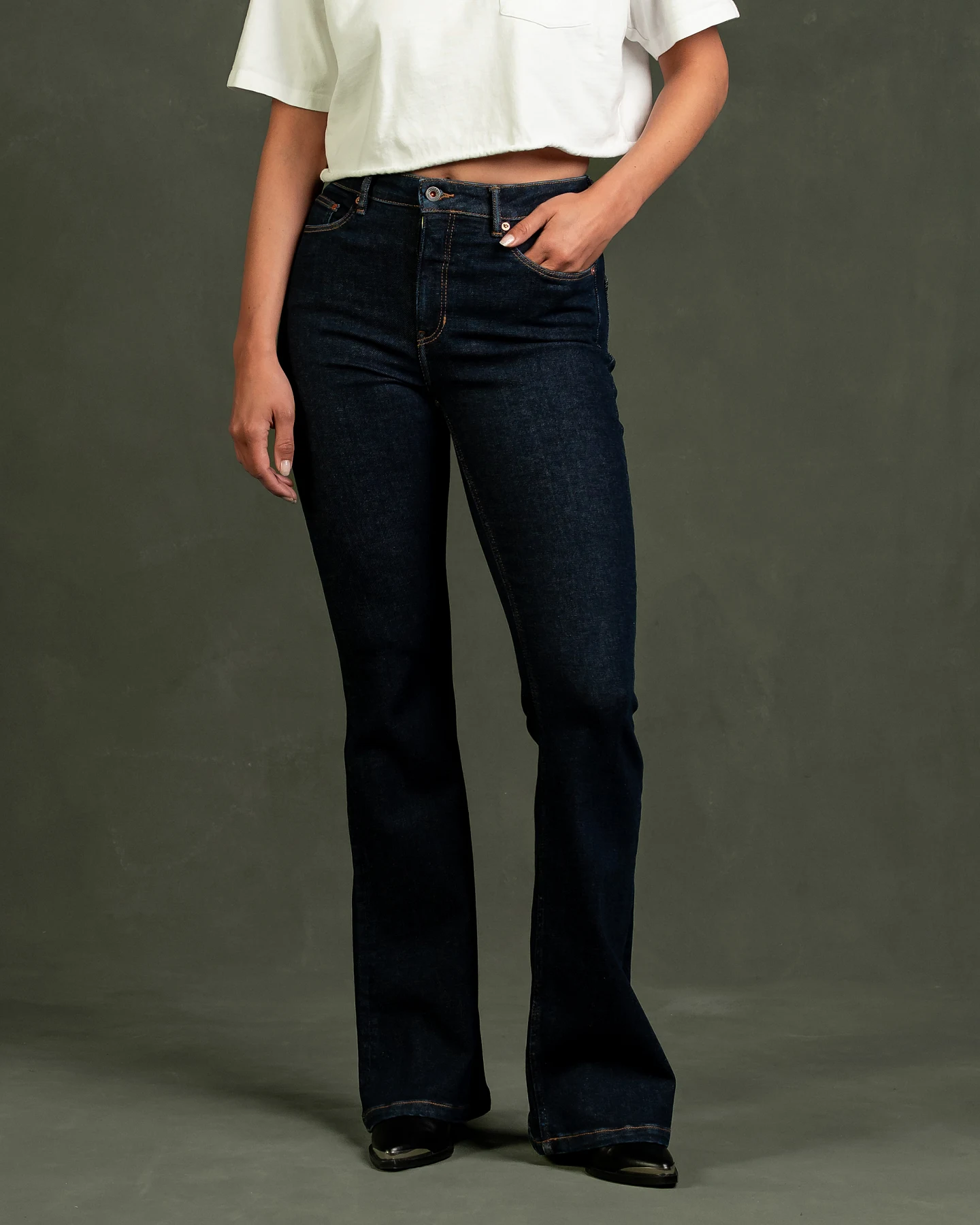 Kuyichi Damen vegan Jeans Lisette Flare Indigo Rinse – Ansicht 2