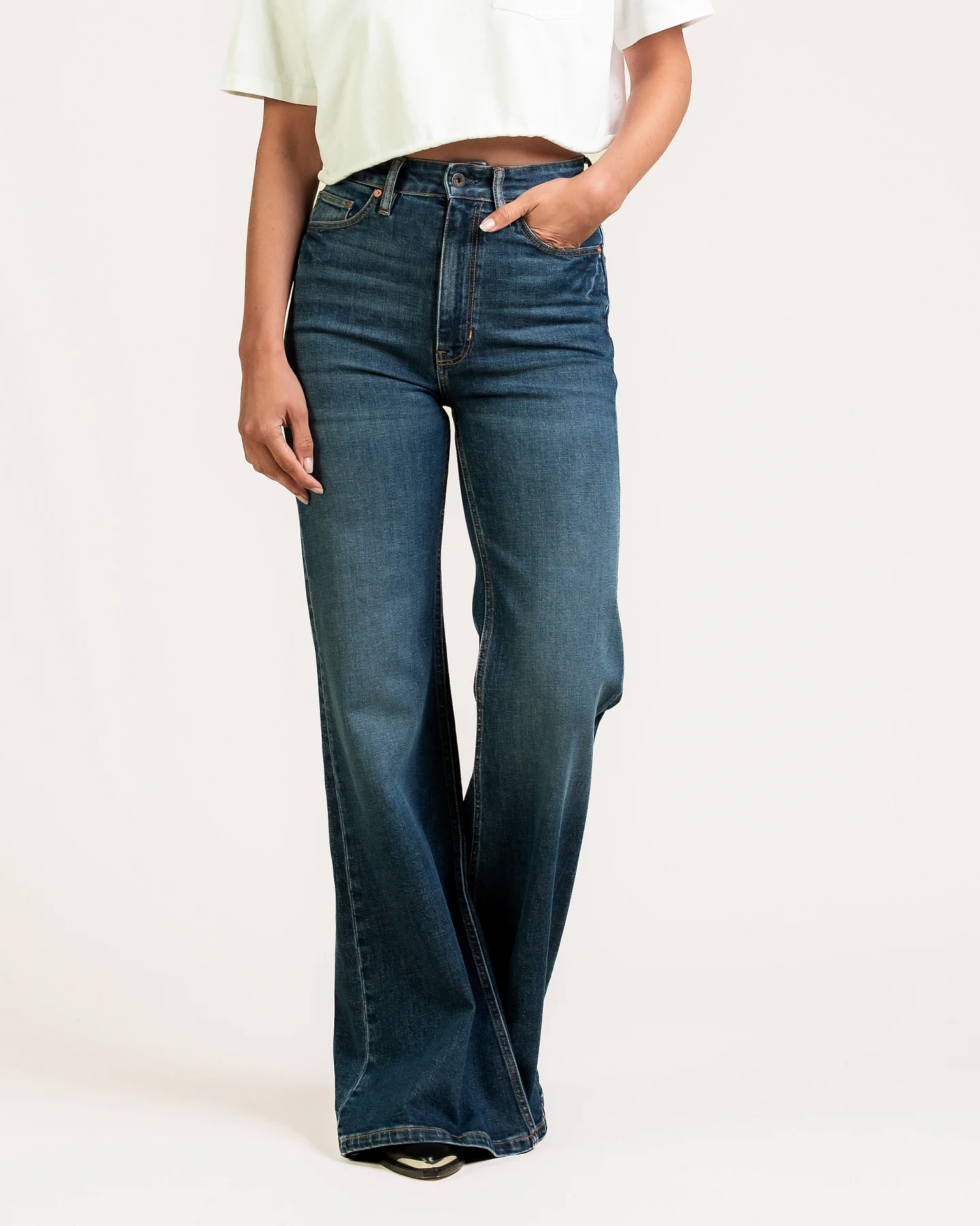 Kuyichi Damen vegan Jeans Vivienne Flare Riff Blue – Ansicht 2