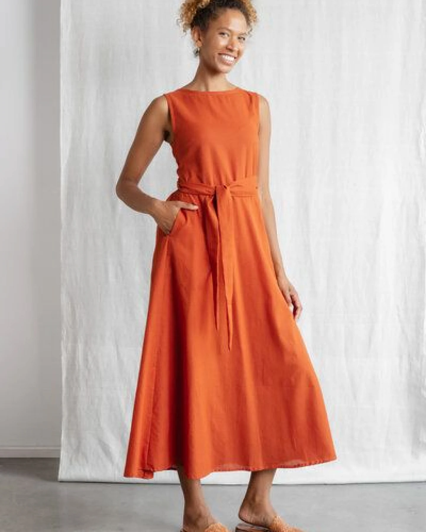 Jyoti - Fair Works Baumwoll Kleid Khushi Terracotta – Ansicht 4