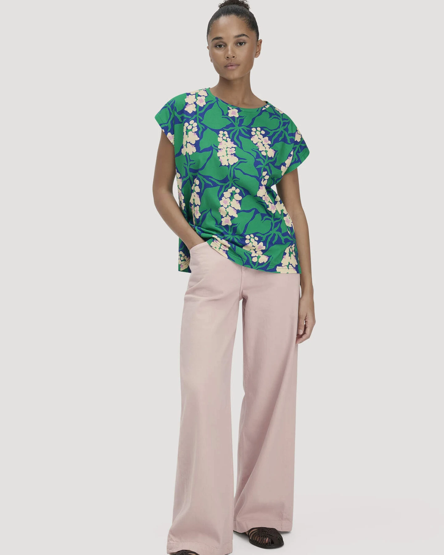 hessnatur Damen Print T-Shirt Oversize LIV LEE aus Bio-Baumwolle - grün - Größe M – Ansicht 2