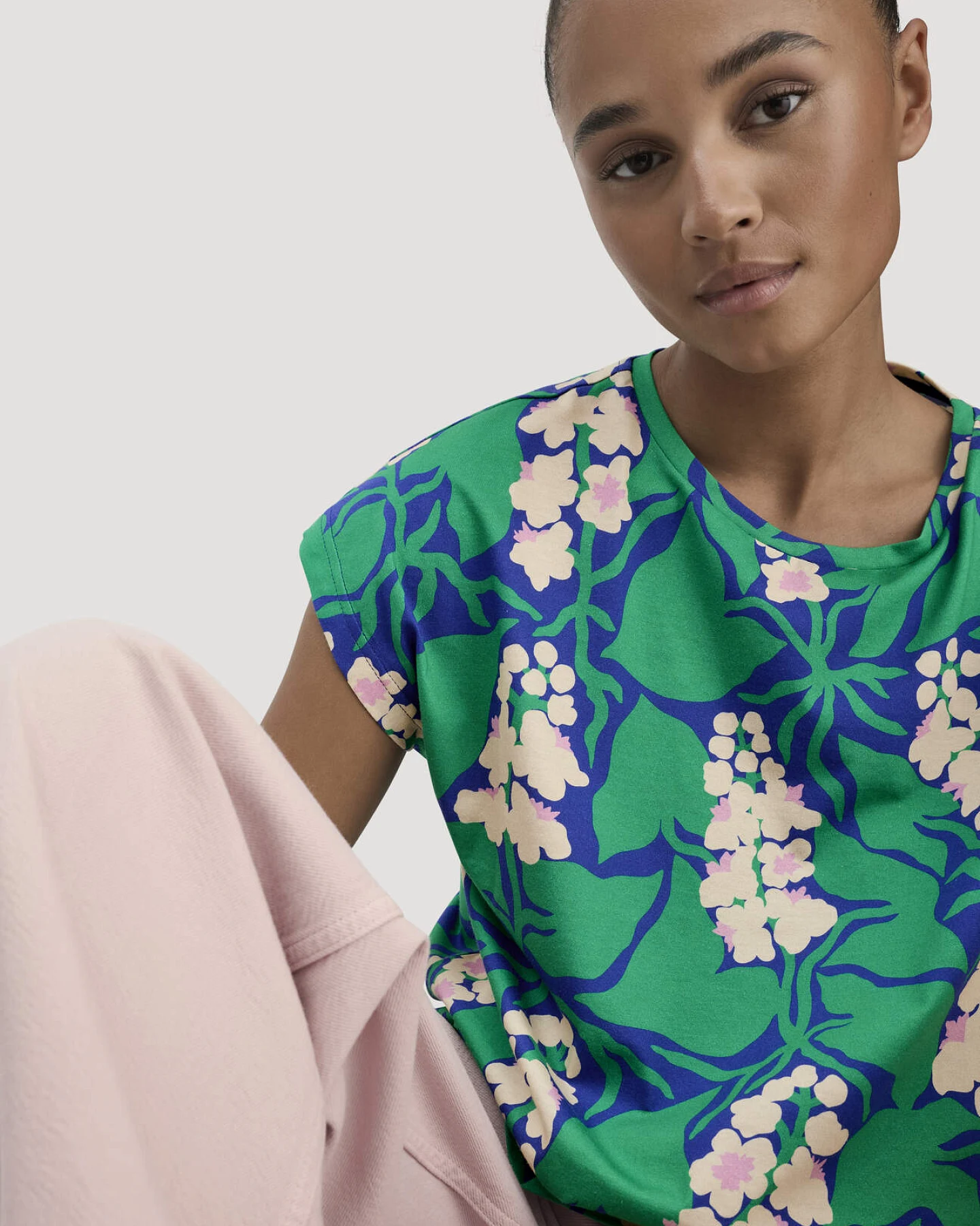 hessnatur Damen Print T-Shirt Oversize LIV LEE aus Bio-Baumwolle - grün - Größe M – Ansicht 4