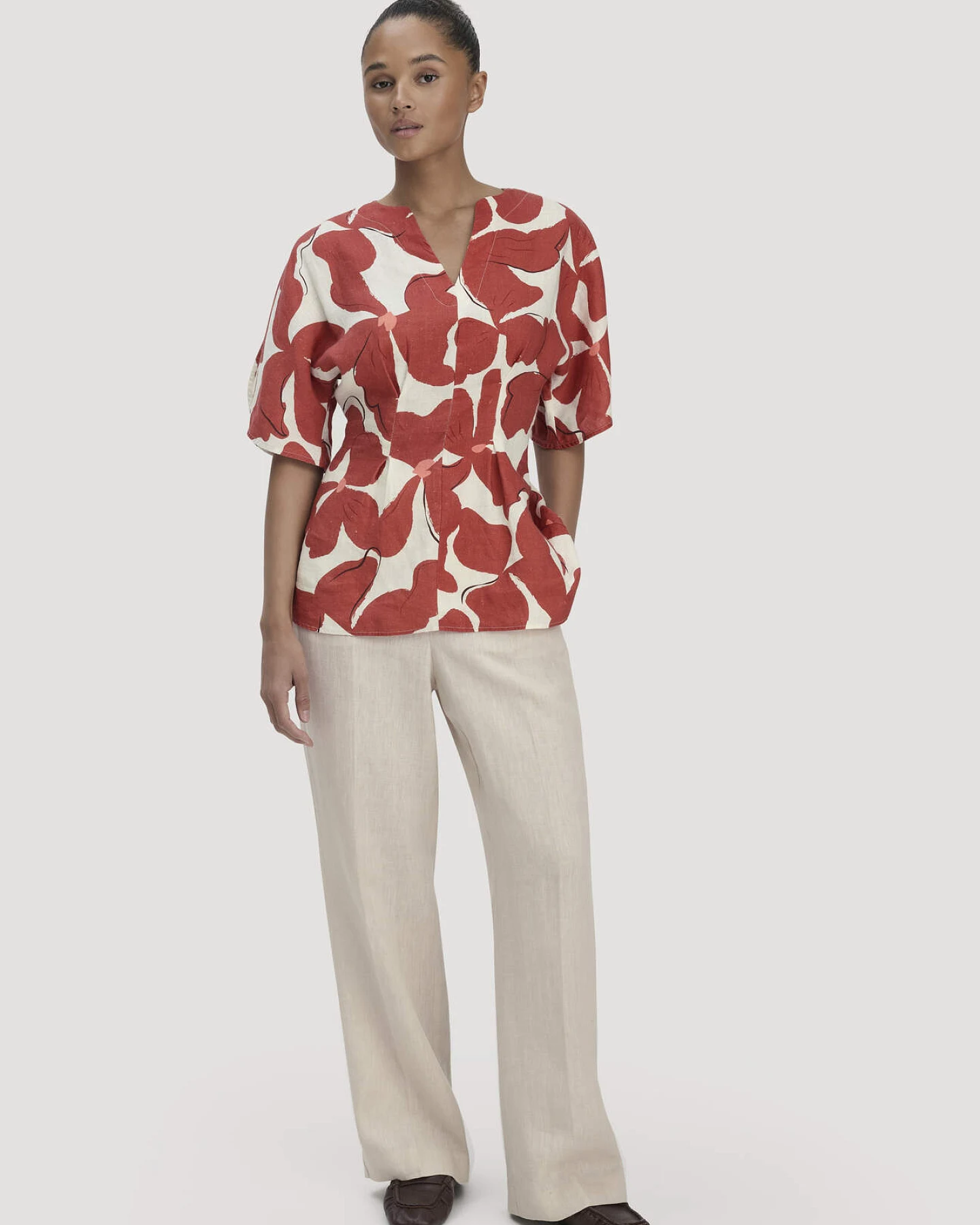 hessnatur Damen Print Bluse Relaxed aus Leinen - braun - Größe 48 – Ansicht 2