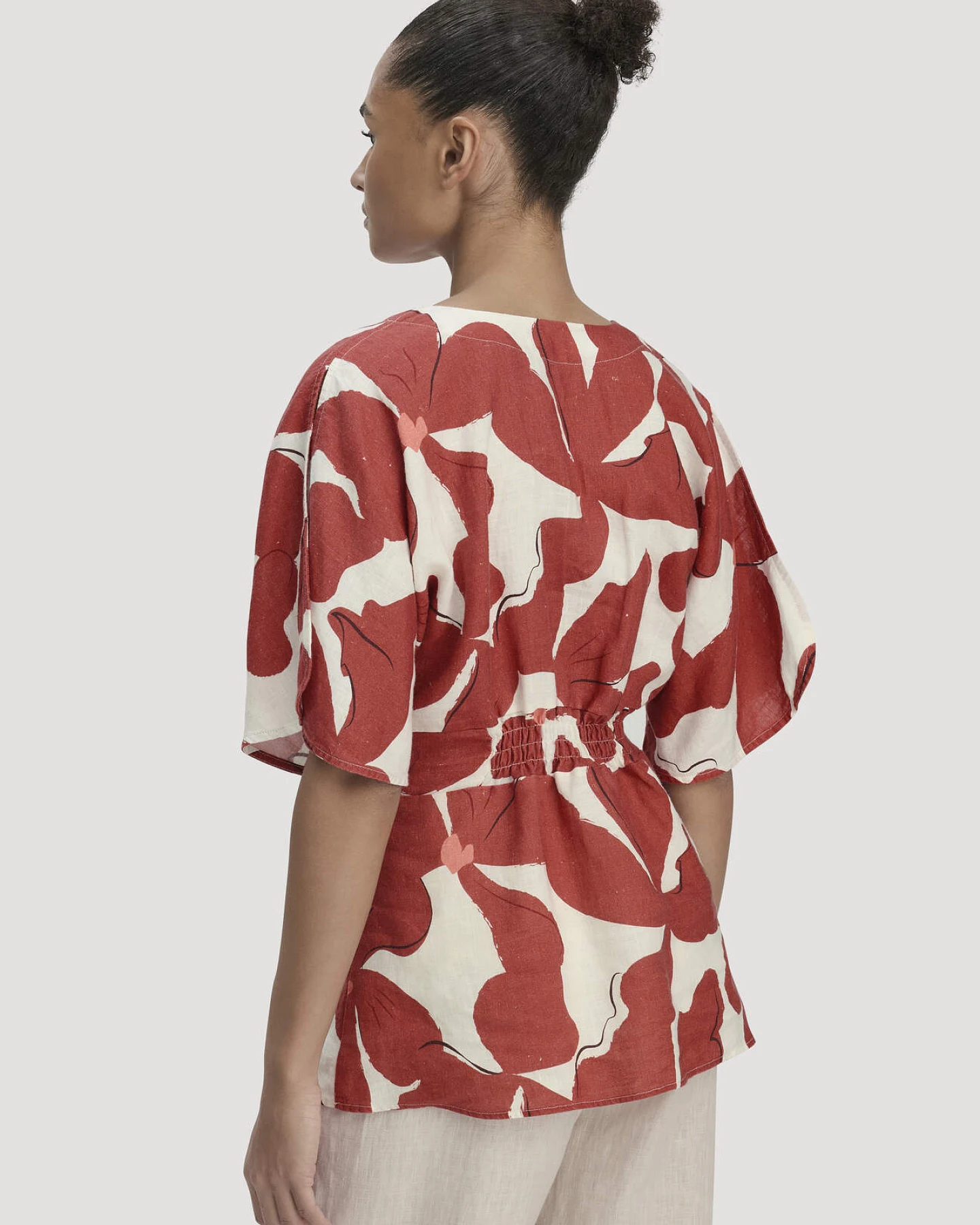 hessnatur Damen Print Bluse Relaxed aus Leinen - braun - Größe 48 – Ansicht 4