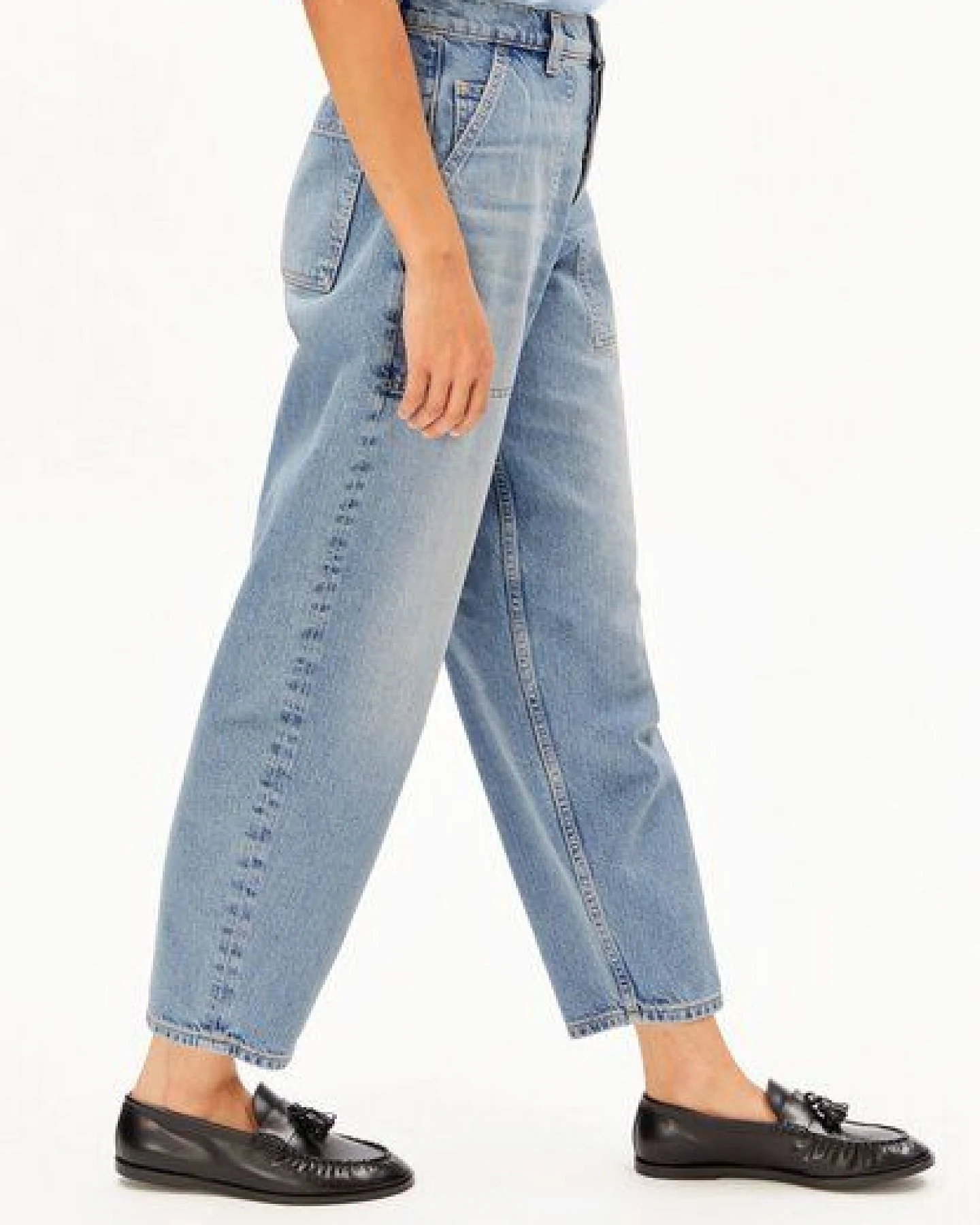 ARMEDANGELS BAARLY CARPENTER BARREL Damen Barrel Leg Jeans aus recycelter Baumwolle – Ansicht 4