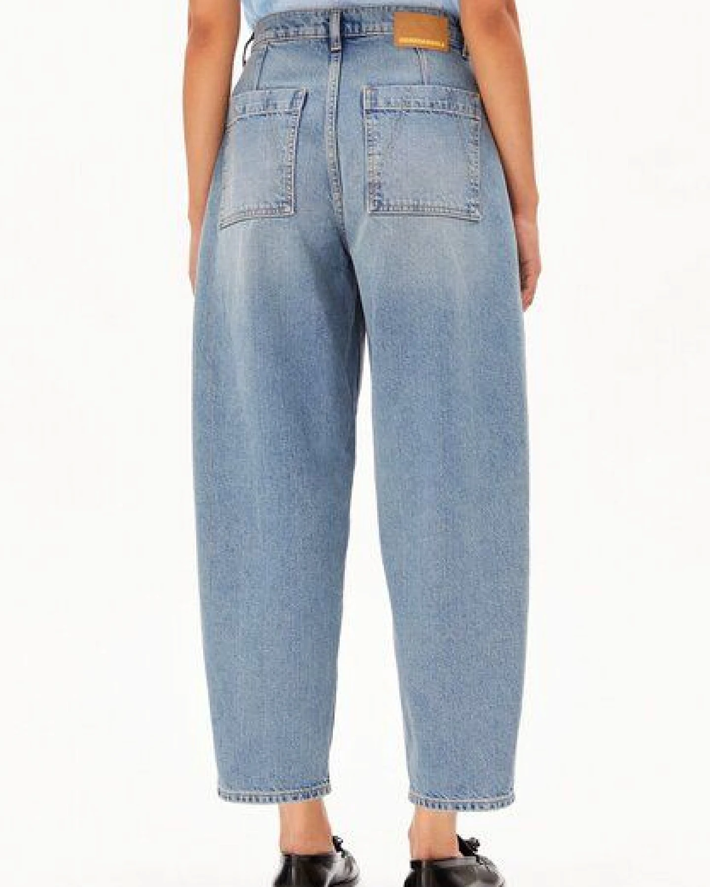 ARMEDANGELS BAARLY CARPENTER BARREL Damen Barrel Leg Jeans aus recycelter Baumwolle – Ansicht 2
