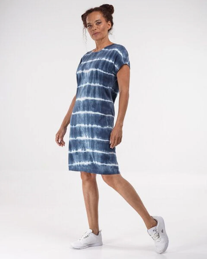 Alma & Lovis Leichtes Sommerstrickkleid im Batik-Look