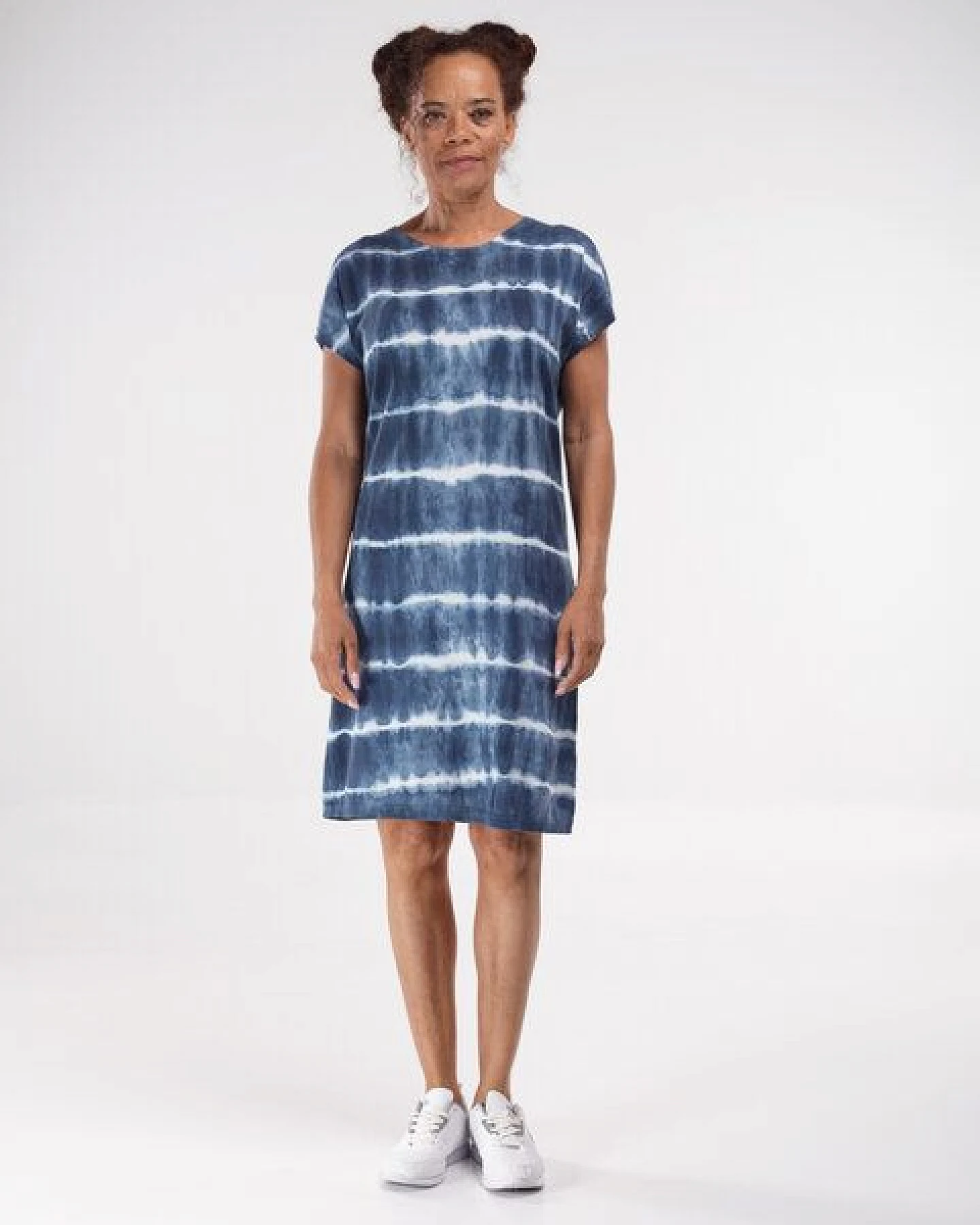Alma & Lovis Leichtes Sommerstrickkleid im Batik-Look – Ansicht 2