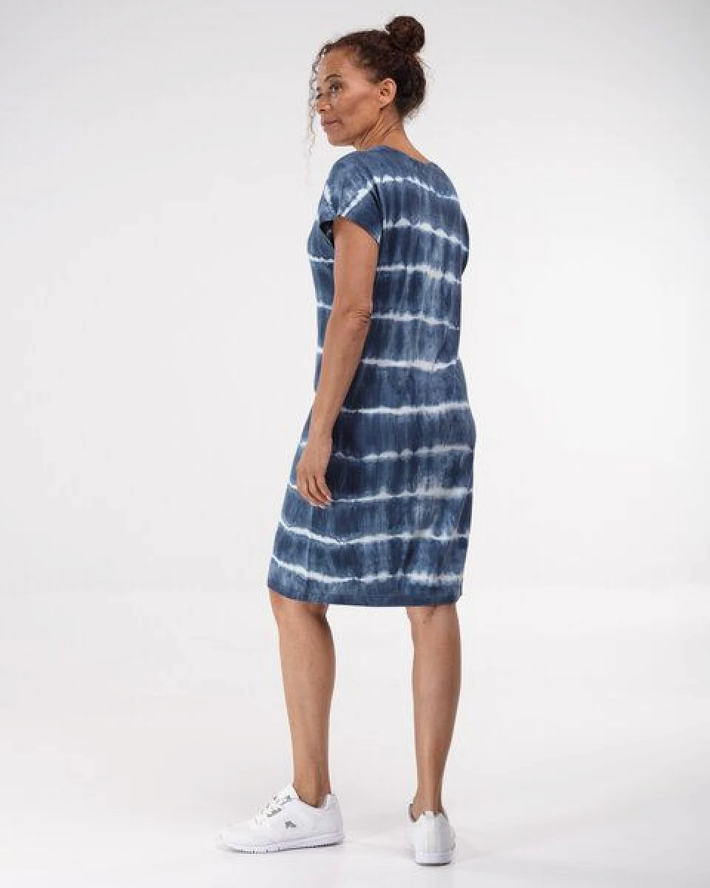 Alma & Lovis Leichtes Sommerstrickkleid im Batik-Look – Ansicht 3