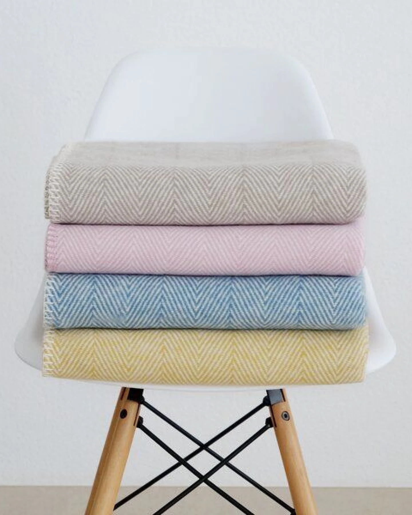 RIEMA Germany leichte Kuscheldecke FINN aus Bio-Baumwolle – weich und kuschelig, Fischgrät Wolldecke Made in Germany – Ansicht 4