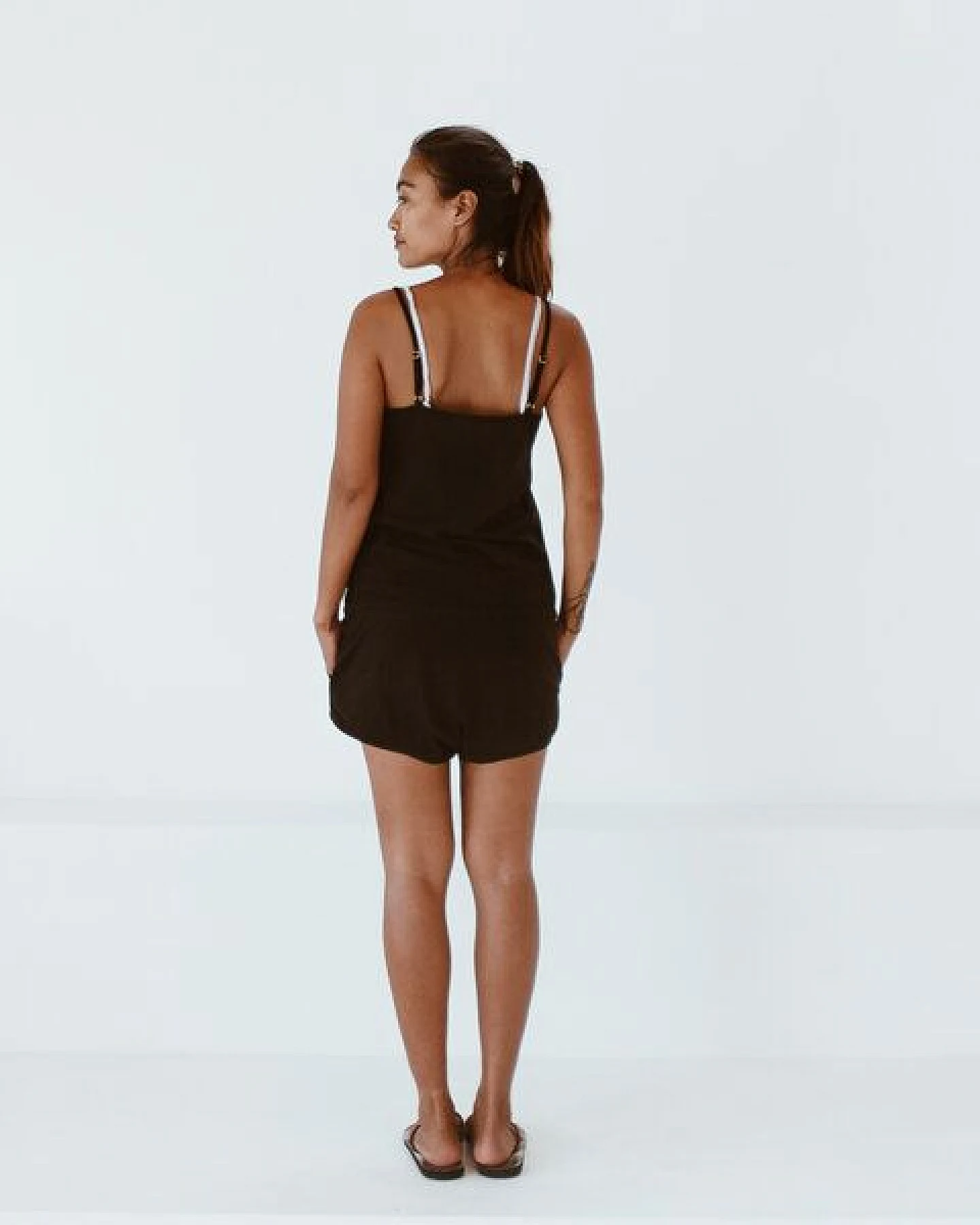 The Driftwood Tales Mini-Jumpsuit aus Jerseystoff/recycelt in den Farben Gelbgrün und Schwarz – Ansicht 3