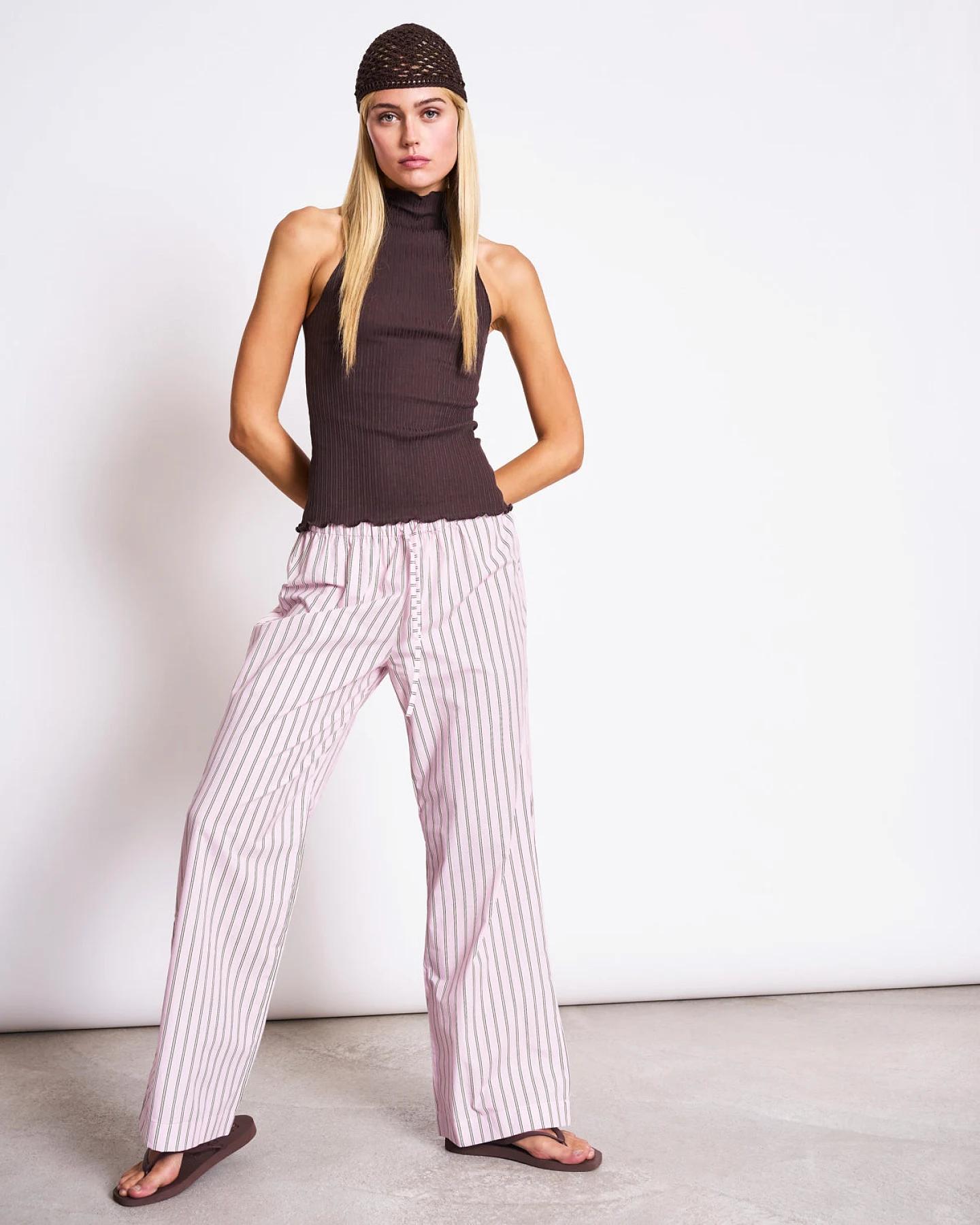JAN 'N JUNE Damen vegan Top Raised Collar Lepus Schlammbraun – Ansicht 2