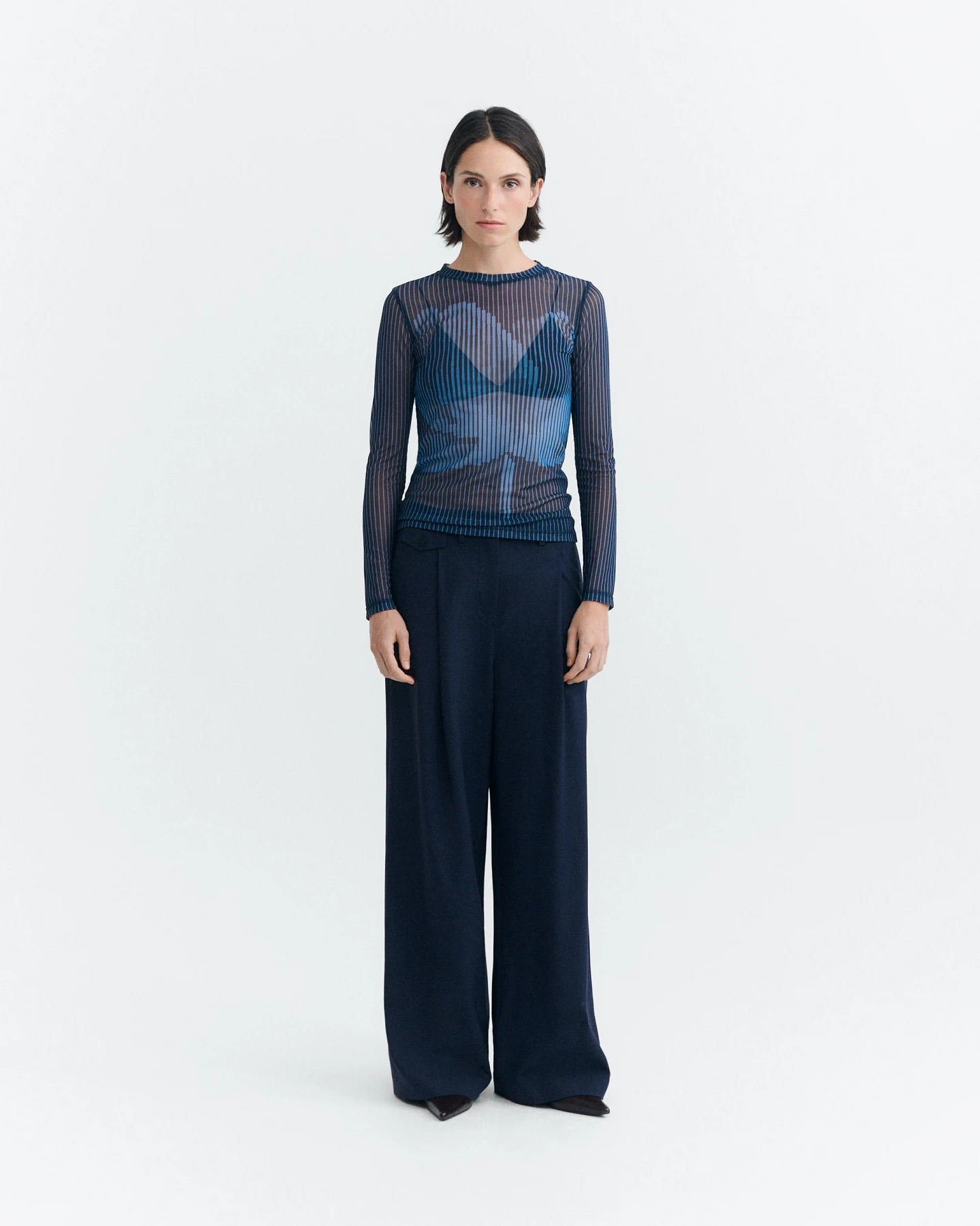 Thinking MU Damen vegan Transparentes Lotus Top In Marineblau – Ansicht 2
