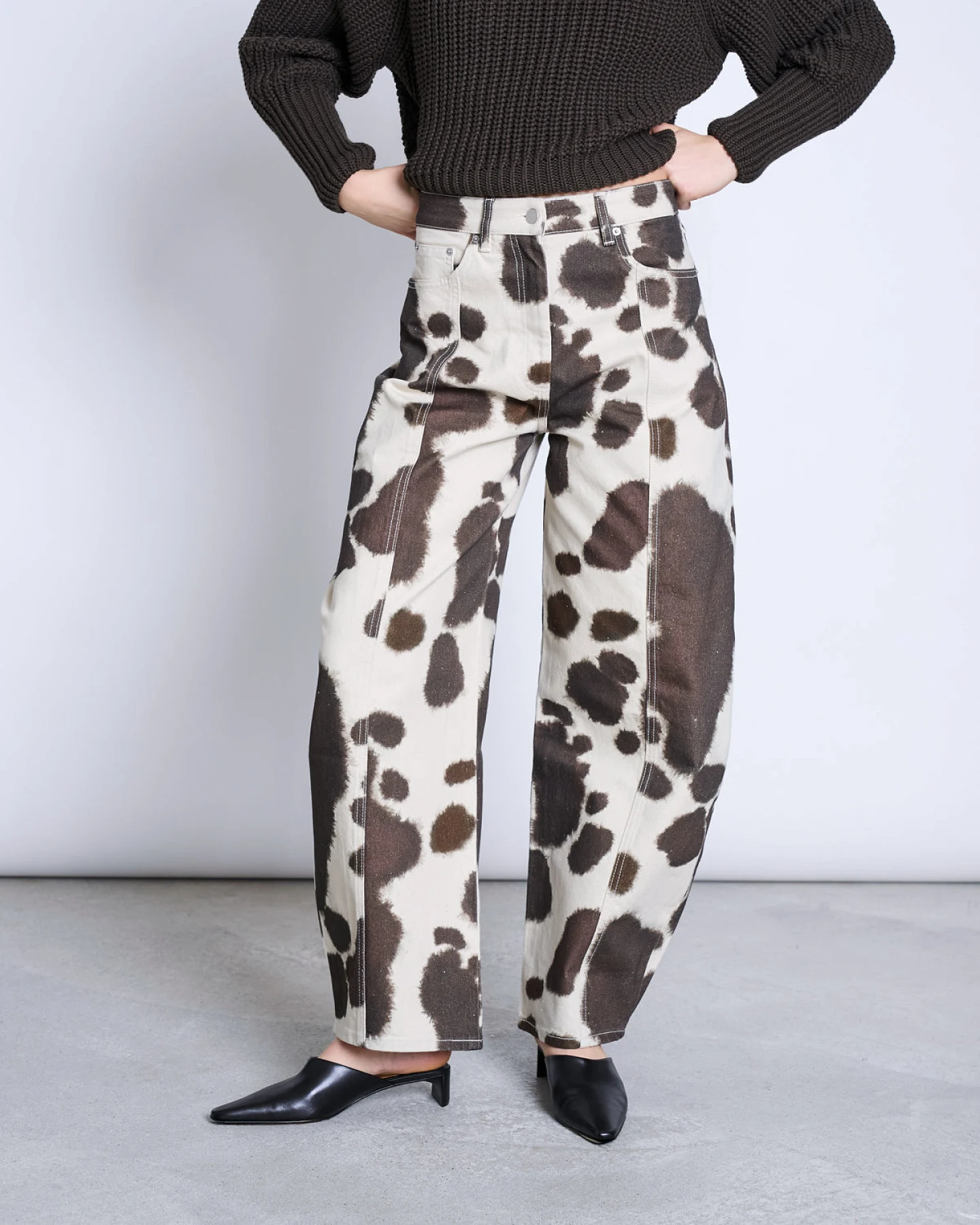 JAN N JUNE Damen vegan Jeans Mit Weitem Bein Faya Mit Kuhmuster – Ansicht 2