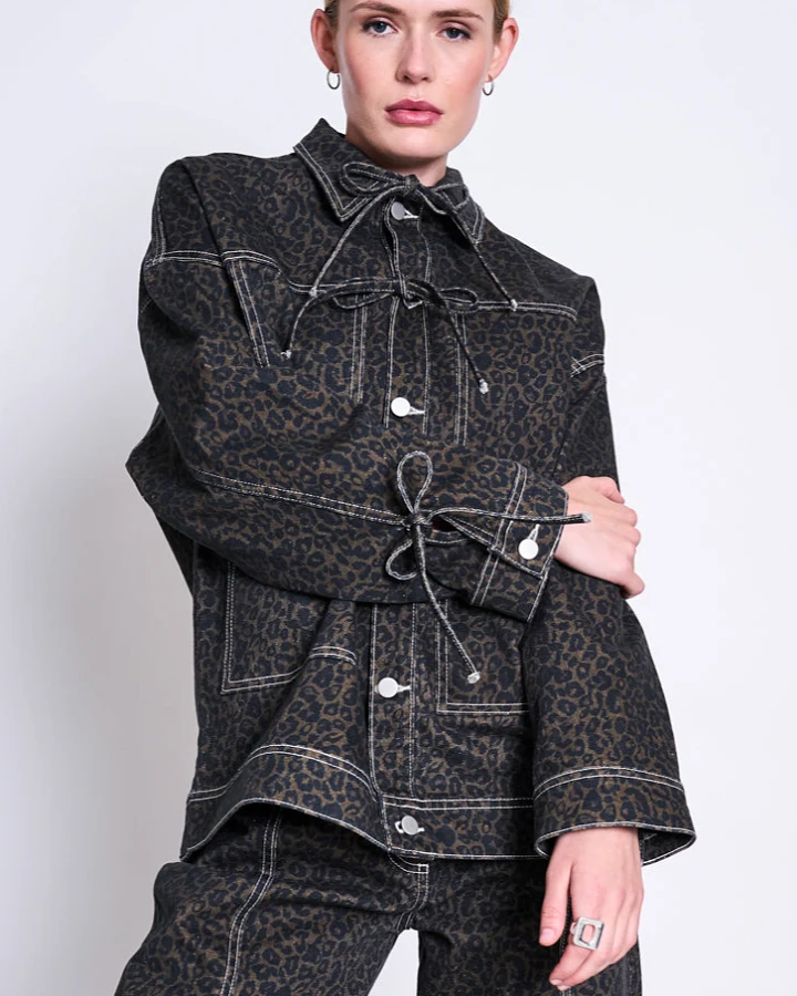 JAN 'N JUNE Damen vegan Jacke Aus Locker Sitzendem Denim Fina Dunkel Leo-Print