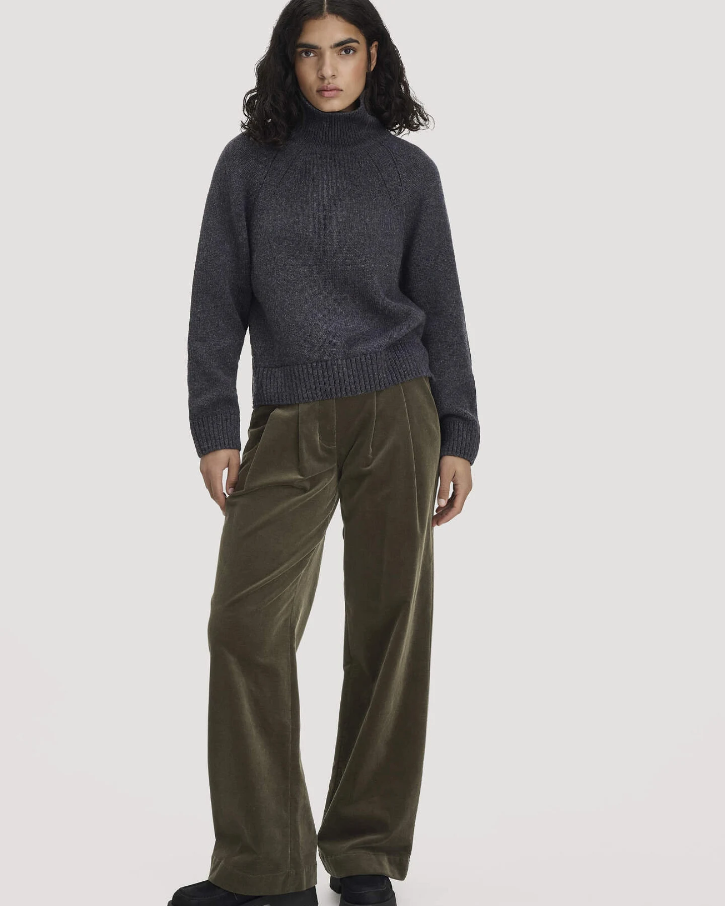 hessnatur Damen Strick Pullover Relaxed aus Bio-Merinowolle mit Bio-Baumwolle - grau - Größe S – Ansicht 2