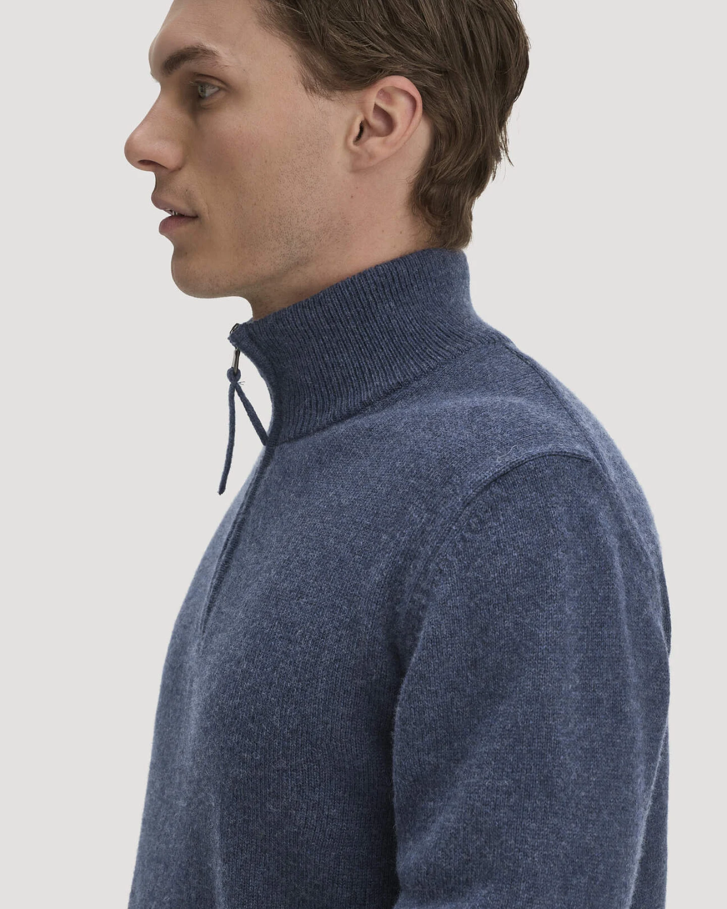 hessnatur Herren Strick Troyer Regular aus Bio-Merinowolle mit Bio-Baumwolle - blau - Größe S – Ansicht 4