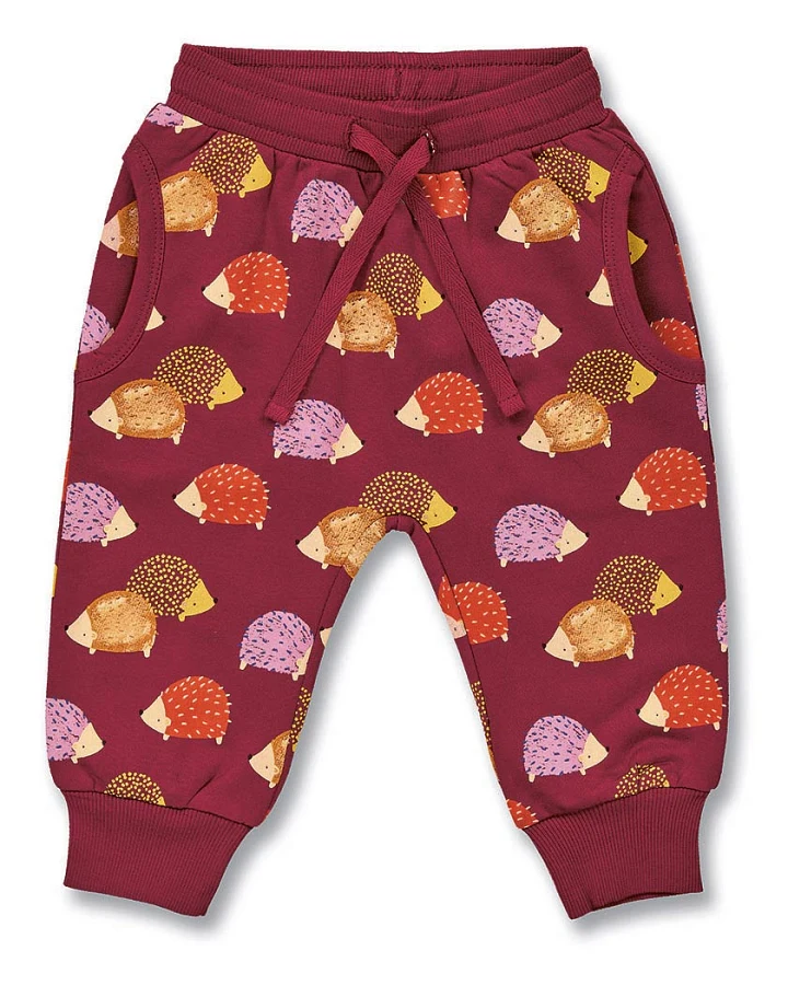 Babyhose mit Igel-Druck auf Weinrot, Modell NEVIN