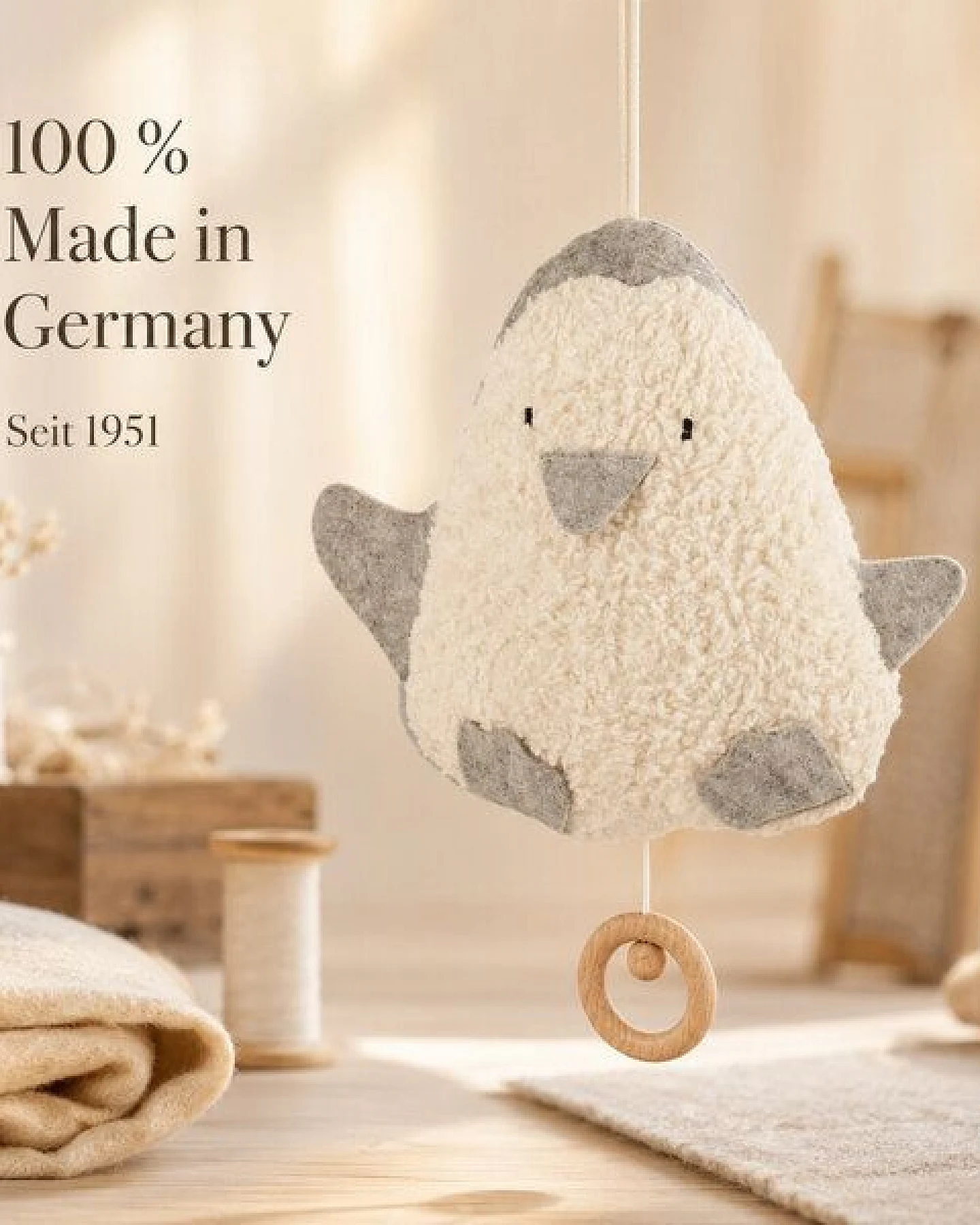 Efie Spieluhr Pinguin grau, kbA, 100 % Made in Germany – Ansicht 2