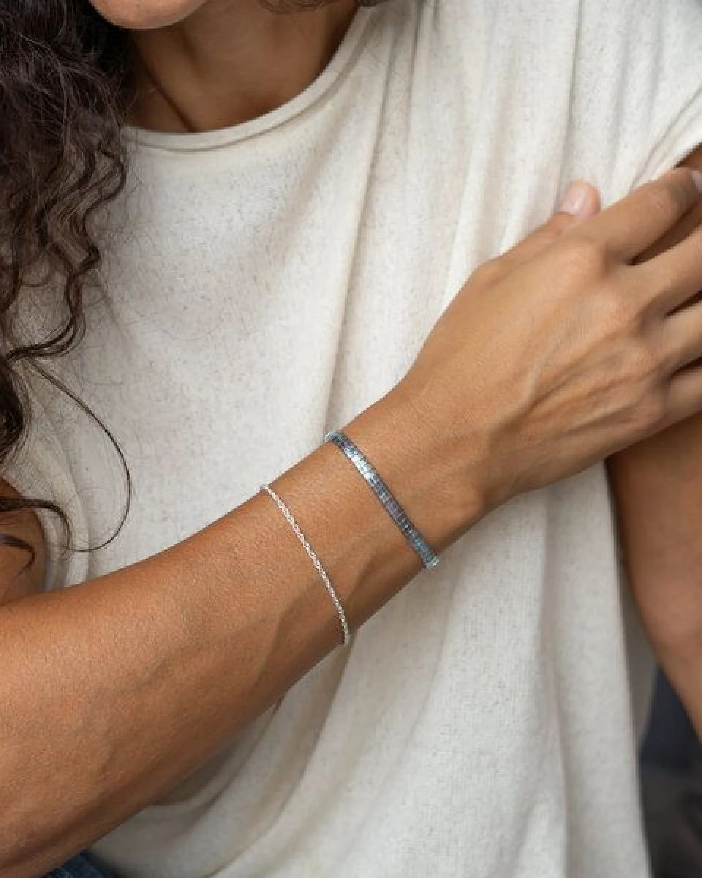juni Graues Tila Armband Cloud - optional mit Silberarmband aus recyceltem Silber - gefertigt in Deutschland – Ansicht 2