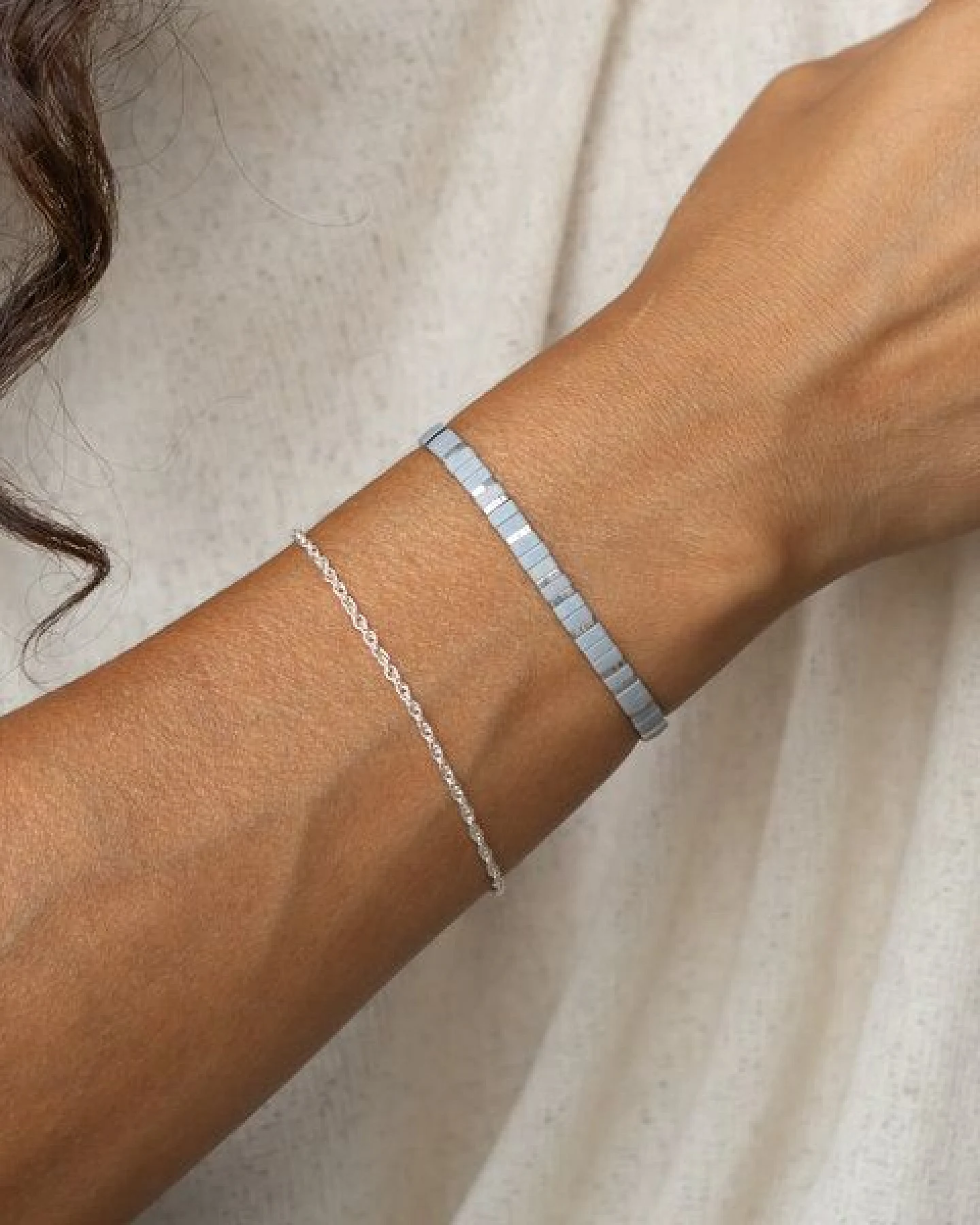juni Graues Armband Finja - optional mit Silberarmband aus recyceltem Silber - gefertigt in Deutschland – Ansicht 3