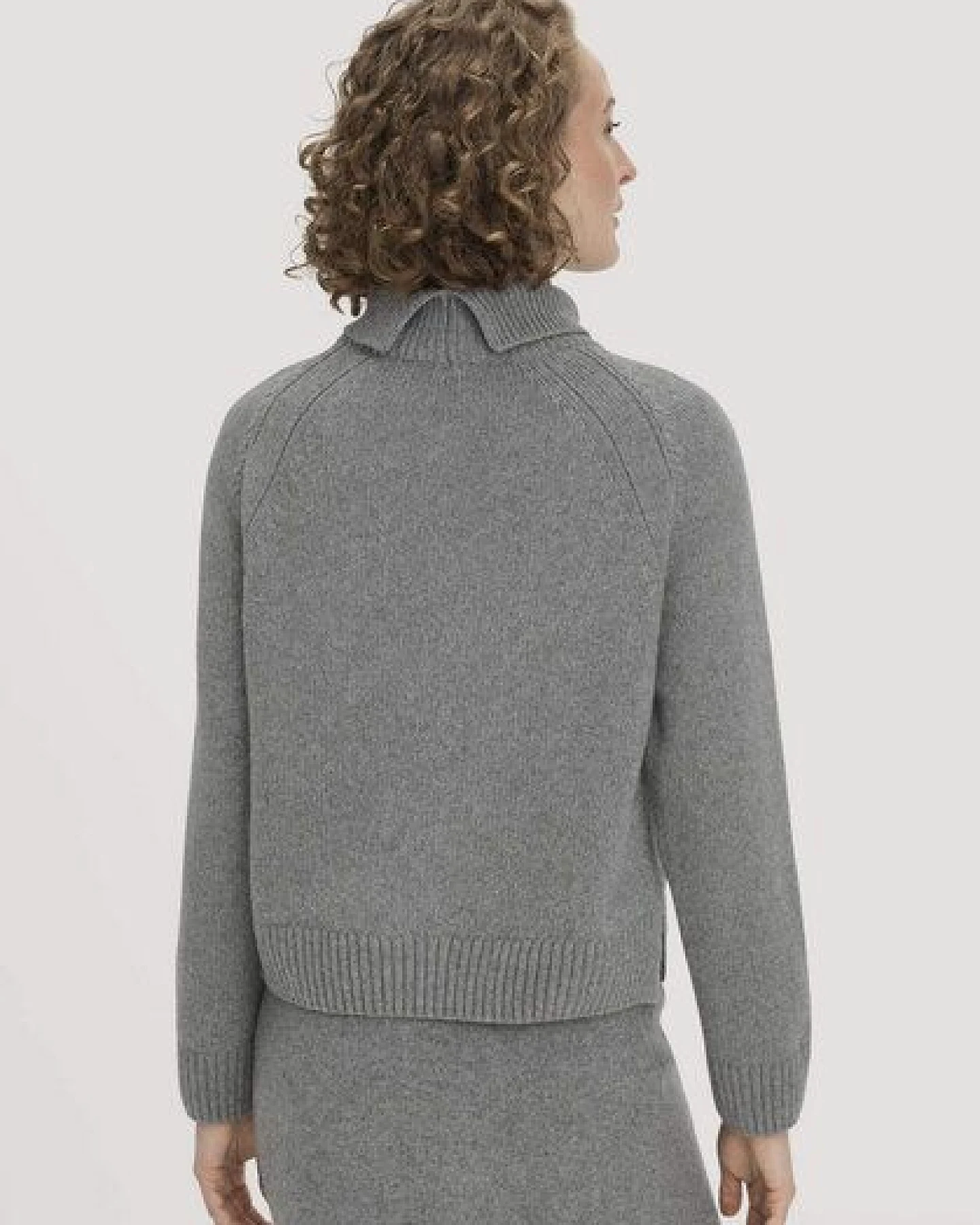 hessnatur Strick Pullover Relaxed aus Bio-Merinowolle mit Bio-Baumwolle – Ansicht 2