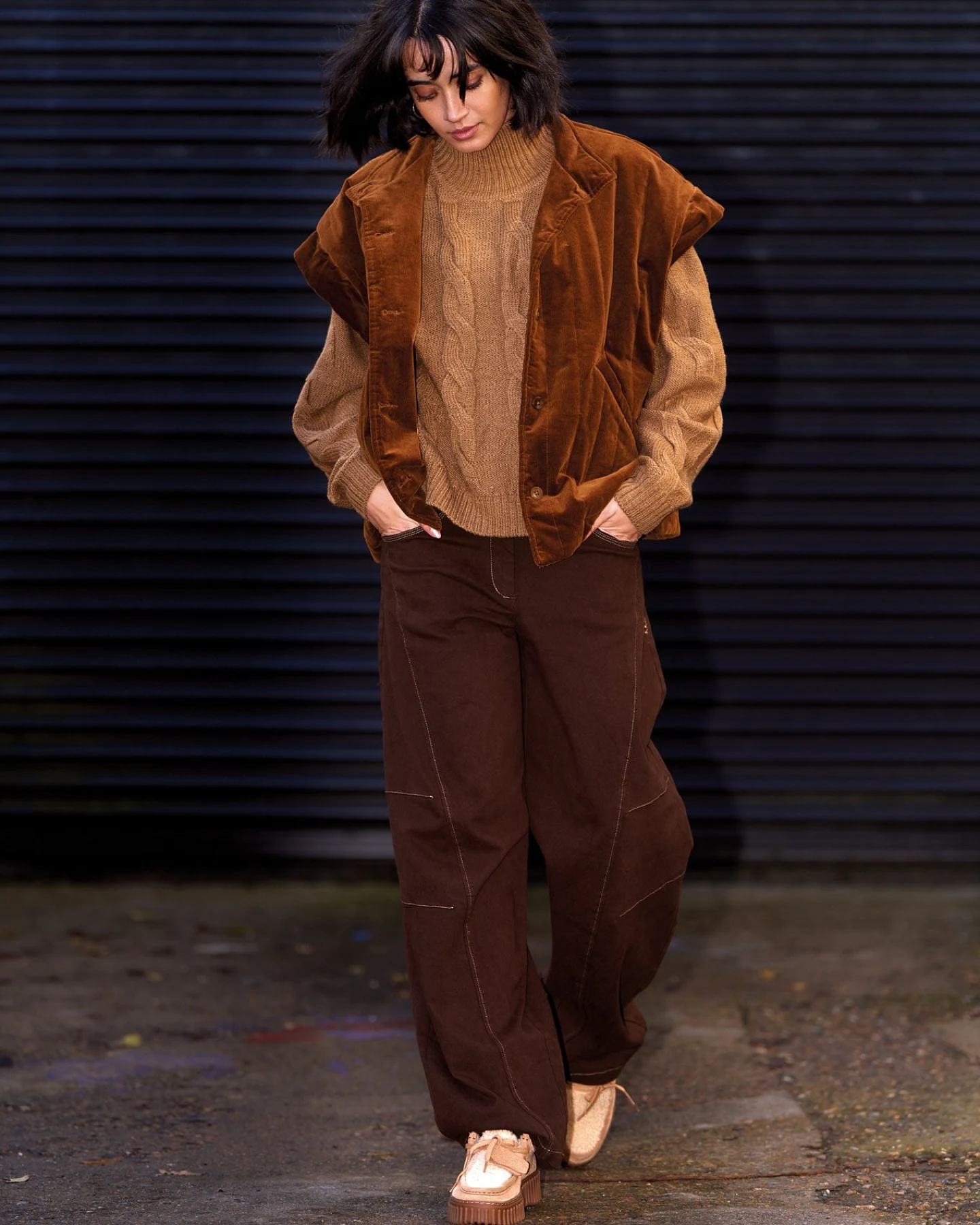 KOMODO Damen vegan Hose Mit Weitem Bein Amelia Schokoladenbraun – Ansicht 2