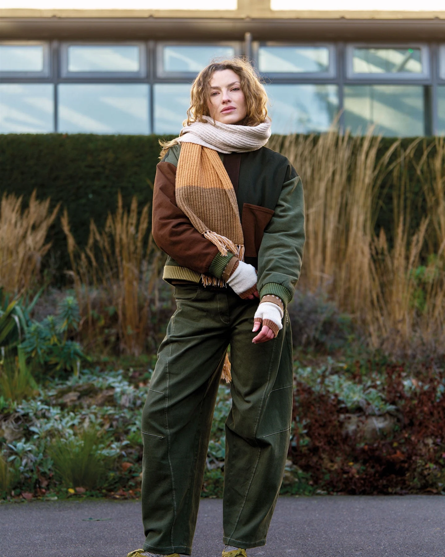KOMODO Damen vegan Hose Amelia Barrel Leg Khaki – Ansicht 2