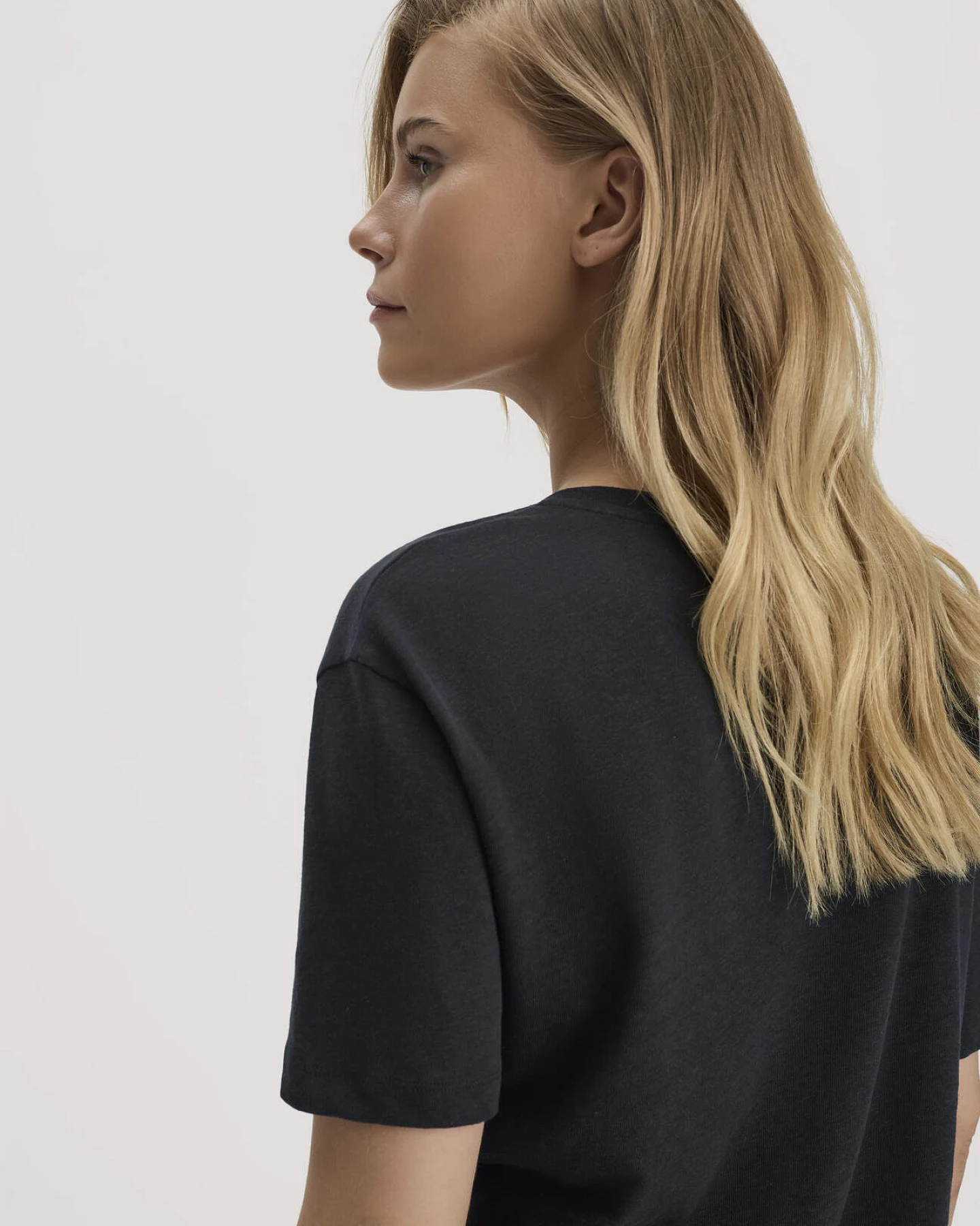 hessnatur Damen T-Shirt Oversize aus Leinen und Bio-Baumwolle - schwarz - Größe XS – Ansicht 4